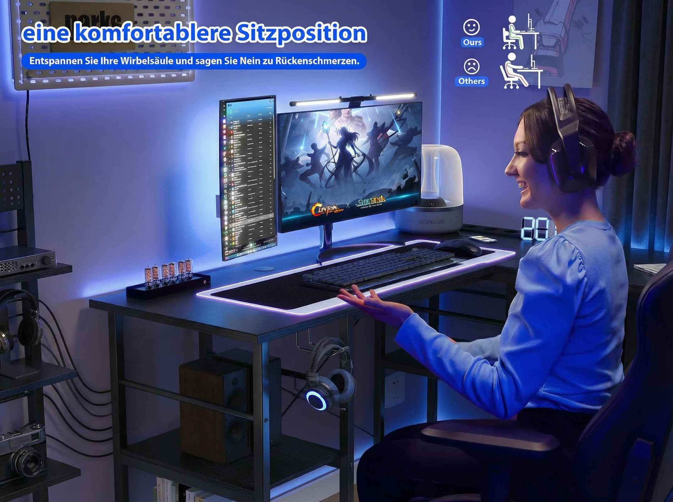 Eine Frau mit Kopfhörern sitzt vor einem Gaming-Setup mit zwei Monitoren und blauer Beleuchtung.