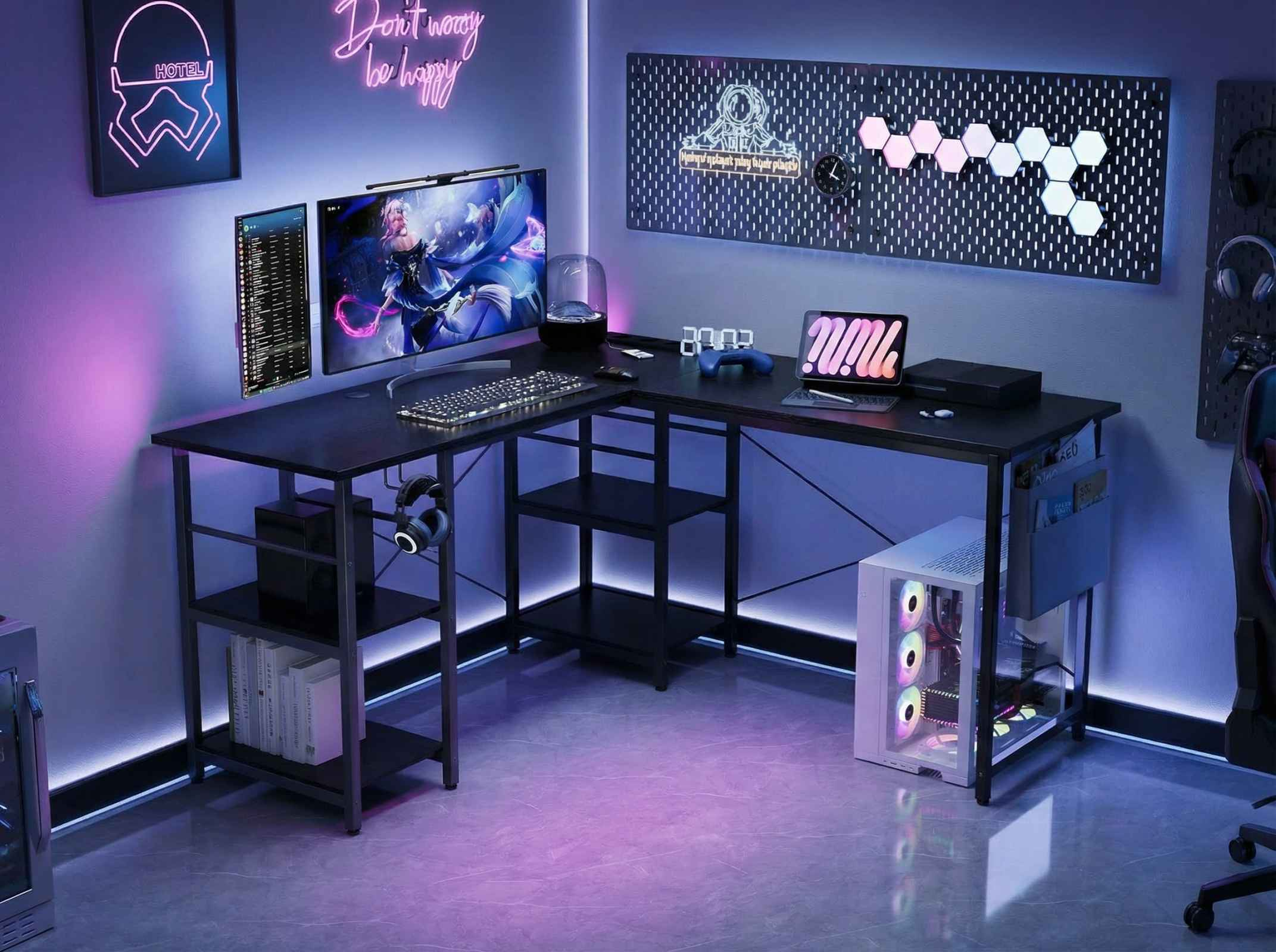 Ein L-förmiger Schreibtisch mit Computern, Monitoren und LED-Beleuchtung.