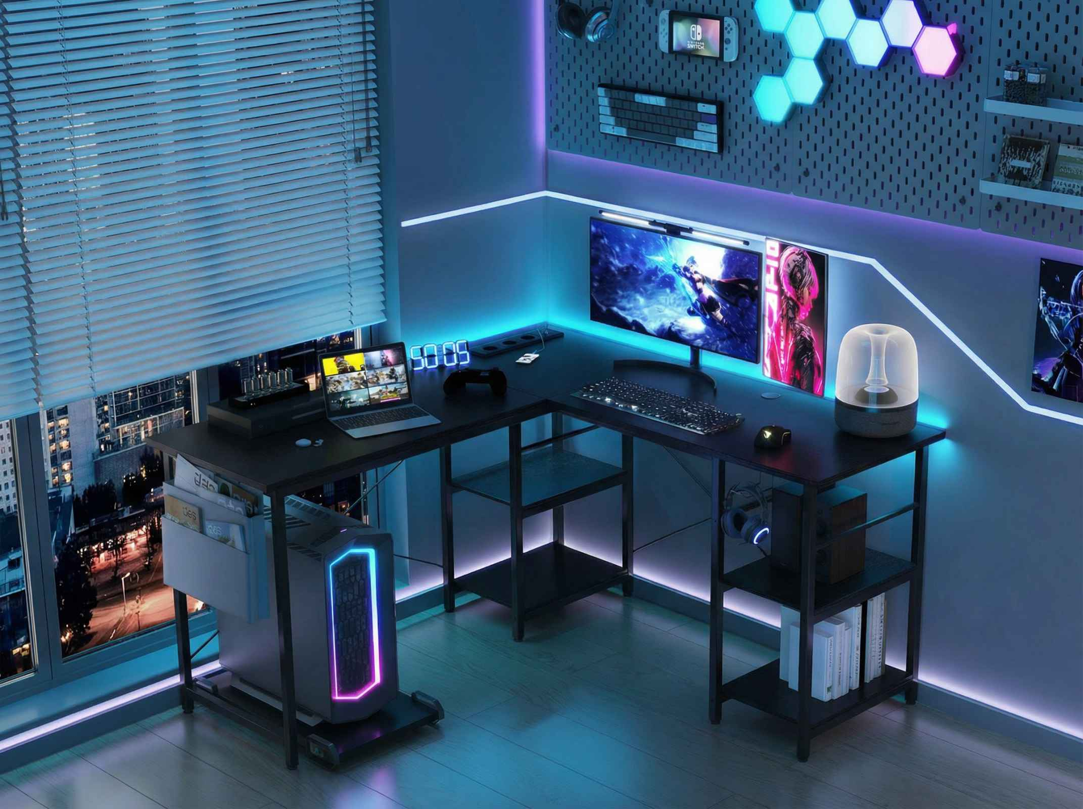 Ein Gaming-Schreibtisch mit Monitoren, Tastatur, PC und RGB-Beleuchtung bei Nacht.