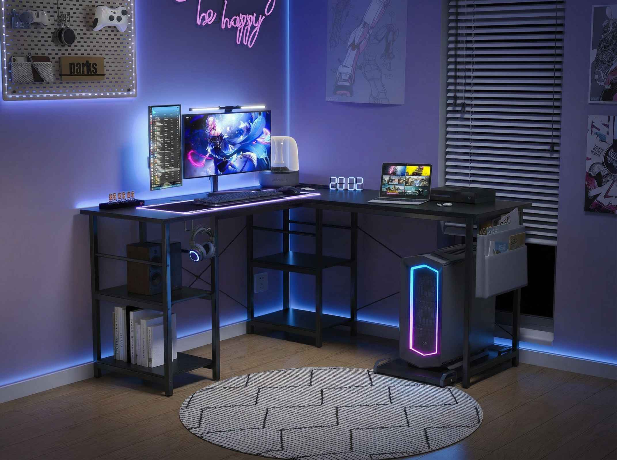 Ein Gaming-Schreibtisch mit zwei Monitoren, Laptop, PC und LED-Beleuchtung.