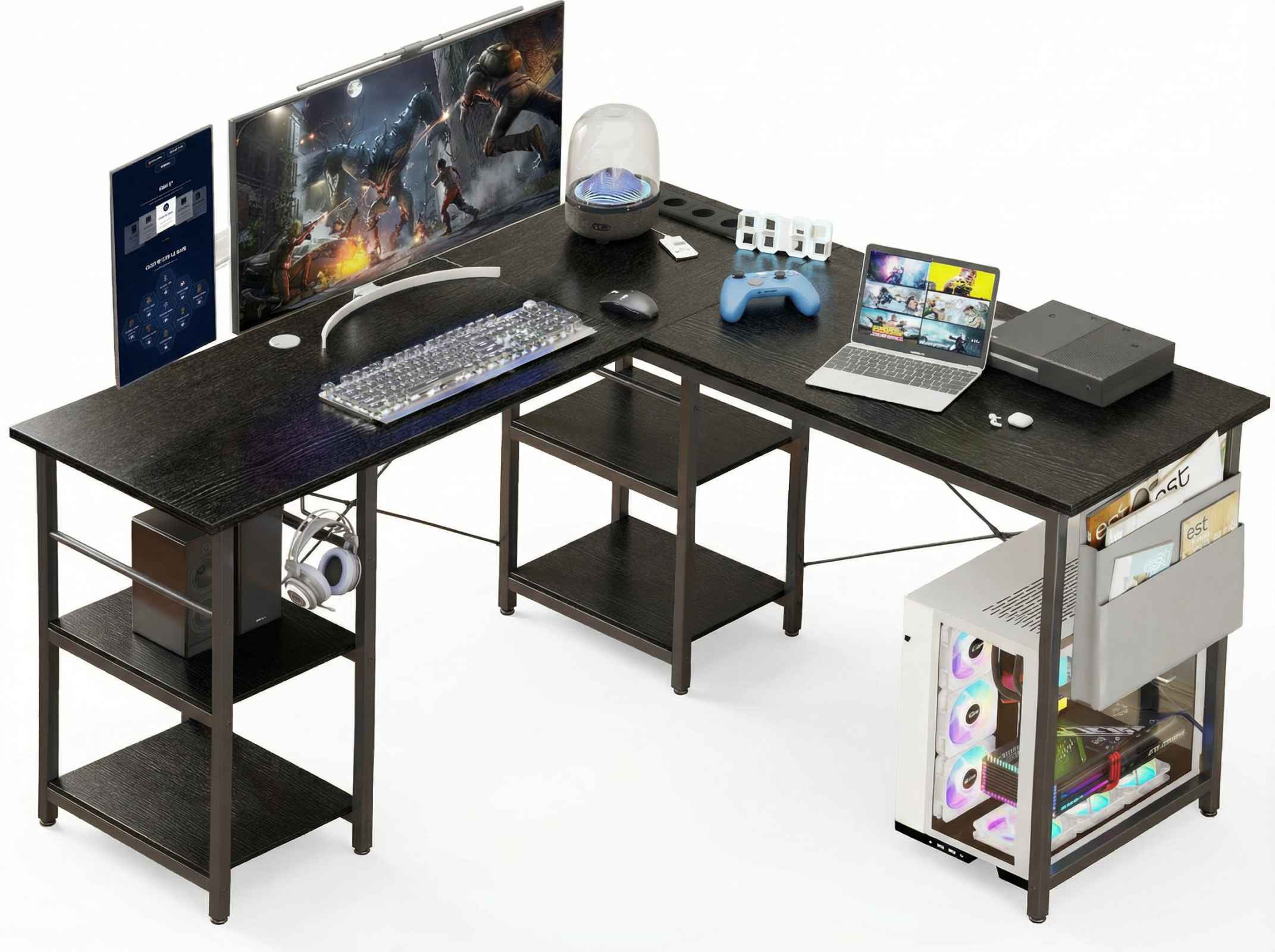 Ein schwarzer Eckschreibtisch mit mehreren Monitoren, Tastatur, Maus, PC und Zubehör.