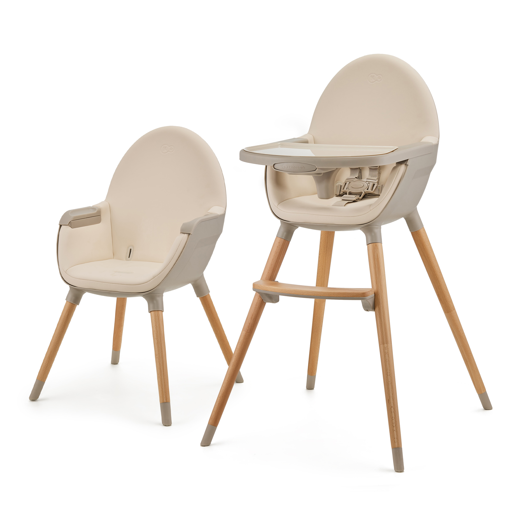 Zwei beige Kinderhochstühle mit Holzbeinen. Einer ist höher mit Tablett.