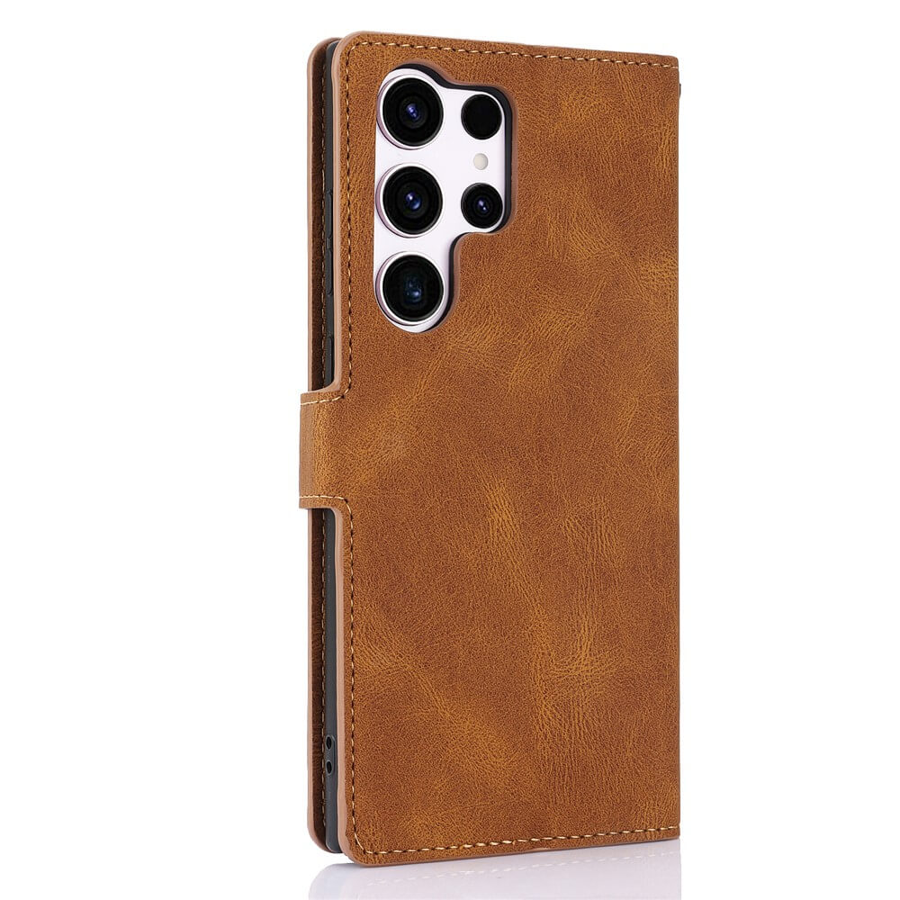 Eine braune Handyhülle im Brieftaschenstil mit einem Kameramodul an der Oberseite.