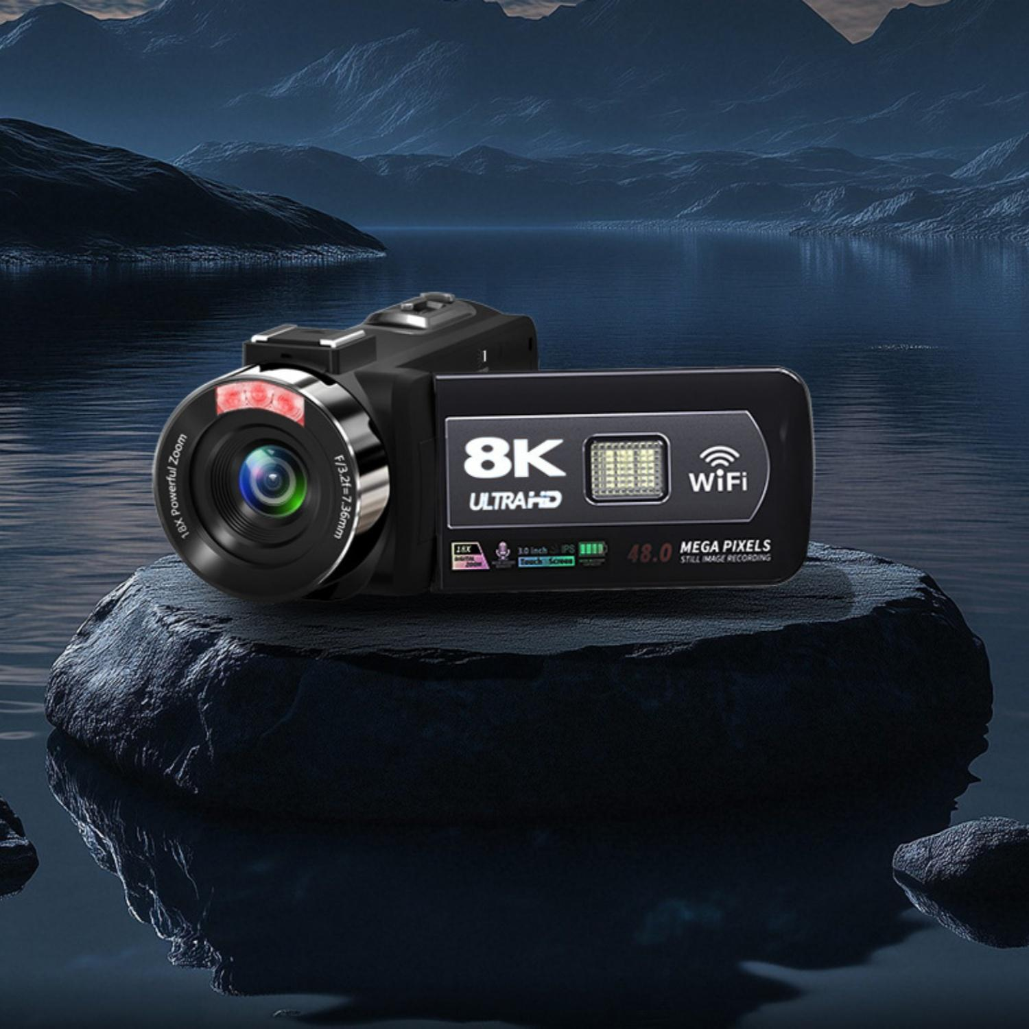 Ein 8K Camcorder mit 48 MP steht auf einem Felsen im Wasser vor Berglandschaft.