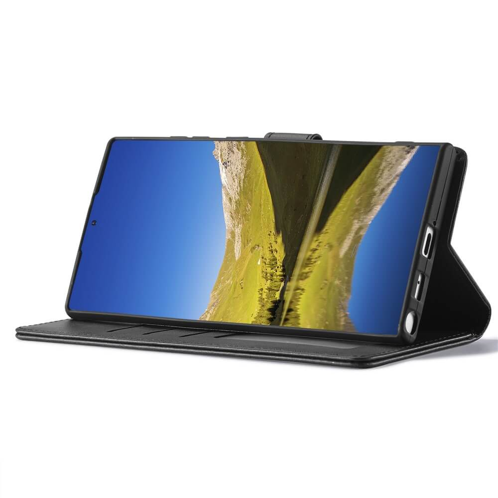 Uno smartphone nero in una custodia aperta che mostra un paesaggio con cielo blu.