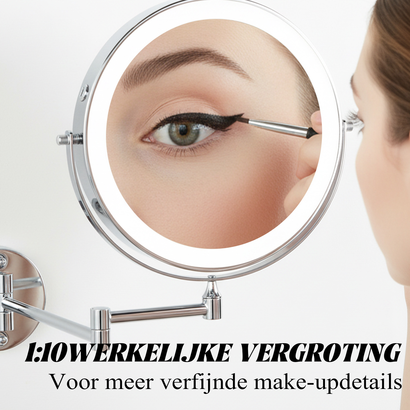 Eine Frau trägt Eyeliner vor einem beleuchteten Spiegel auf.