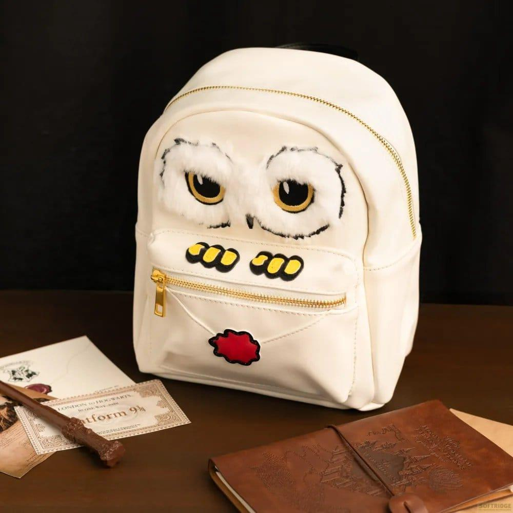 Ein weißer Rucksack mit Eulenmotiv, Hogwarts-Brief und Zauberstab.