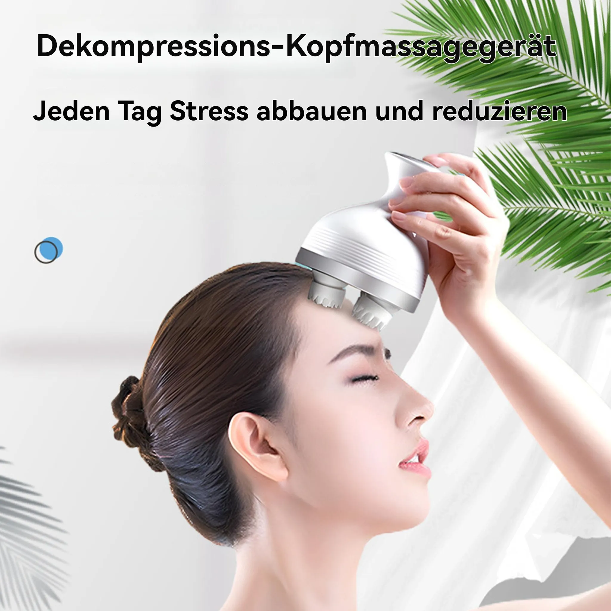 Frau mit Kopfmassagegerät, das auf der Stirn ruht, umgeben von grünen Blättern.