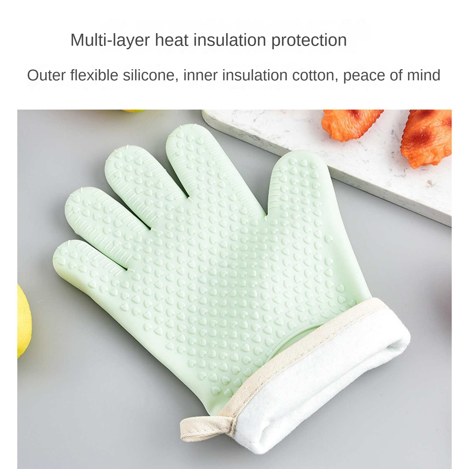 Grüne Silikon-Ofenhandschuhe mit Herzmuster und weißem Futter.