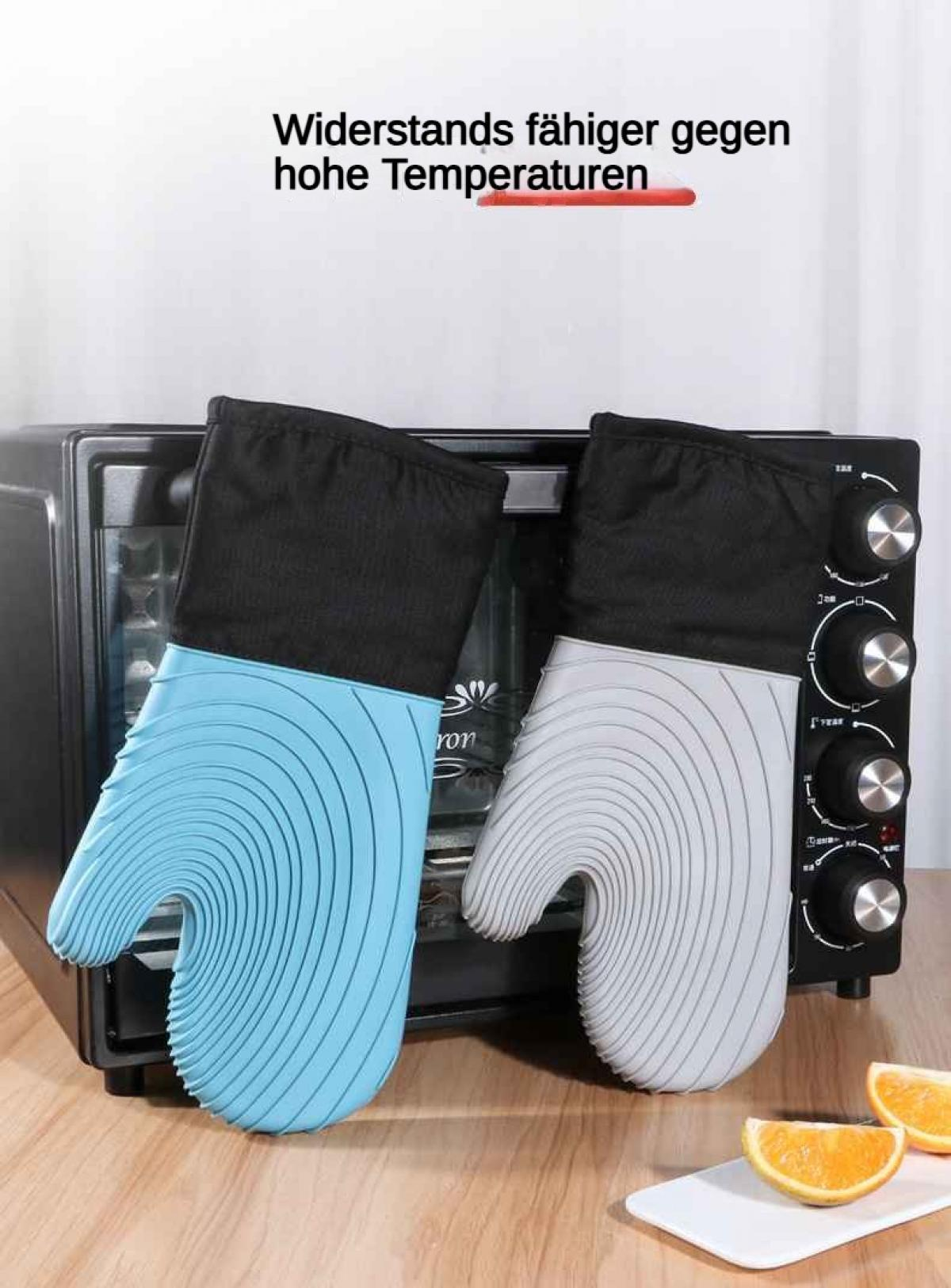 Zwei Ofenhandschuhe, blau und grau, neben einem Toaster-Ofen.