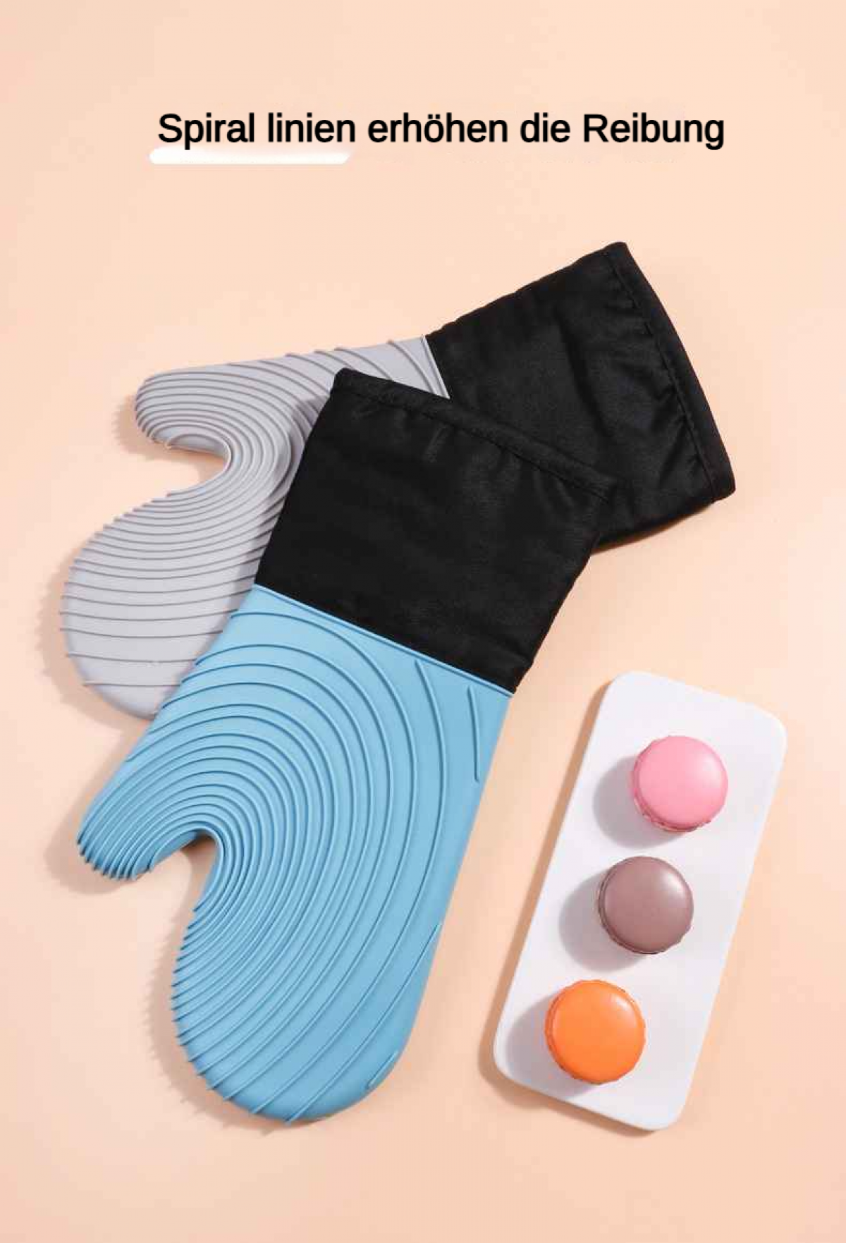 Zwei Ofenhandschuhe, blau und grau, mit Spiralmuster. Drei Macarons auf einem Teller.