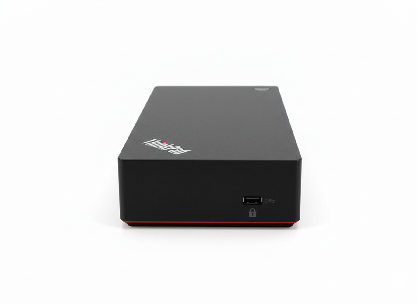 Schwarzer kompakter Computer mit ThinkPad-Logo und USB-Anschluss.