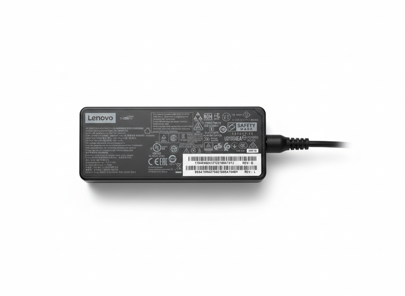 Ein schwarzes Lenovo Netzteil mit Kabel. Es hat Zulassungssiegel und Modellnummern.