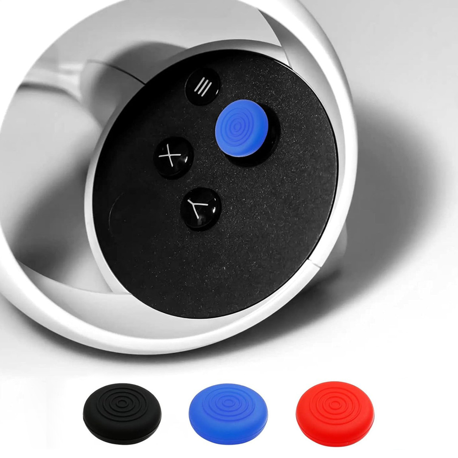 Primo piano di un controller bianco con superficie nera, pulsanti e tre cappucci rotondi.