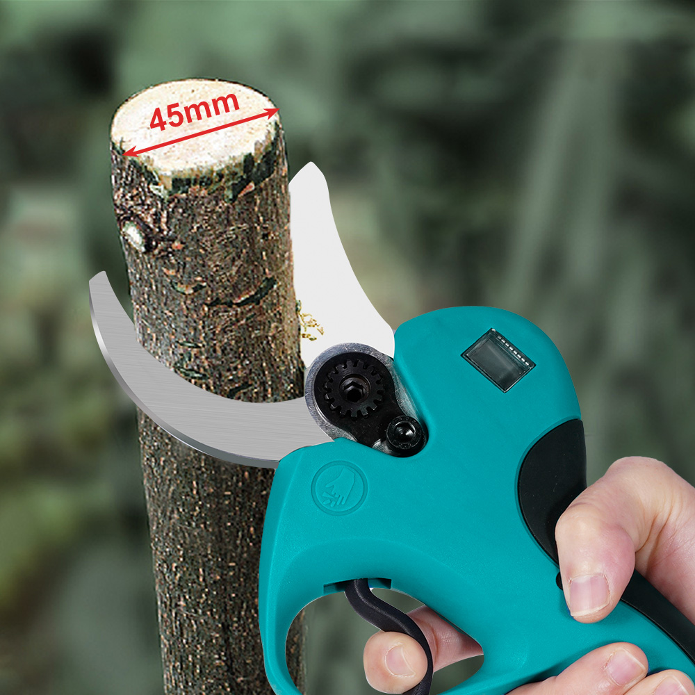 Una mano sostiene una podadora verde cortando una rama de árbol de 45mm.