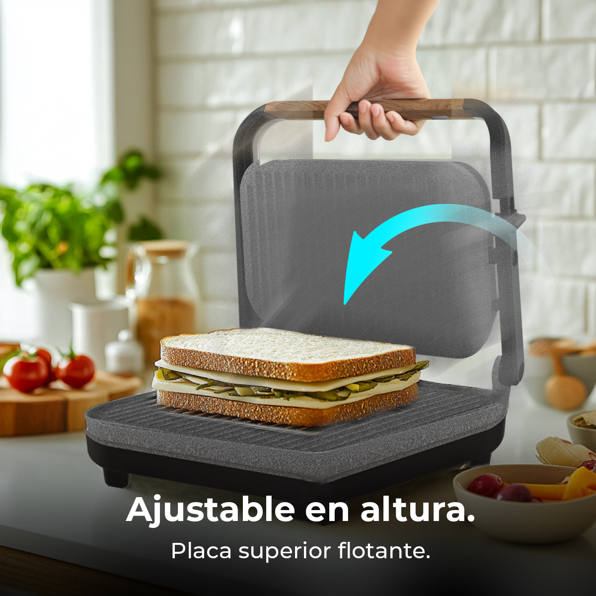 Un sándwich se prepara en una sandwichera. La placa superior es ajustable.