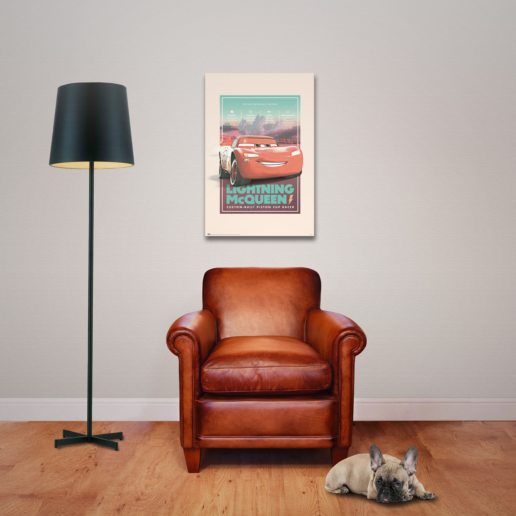 Ein rotes Rennauto-Poster von Lightning McQueen hängt über einem braunen Ledersessel.