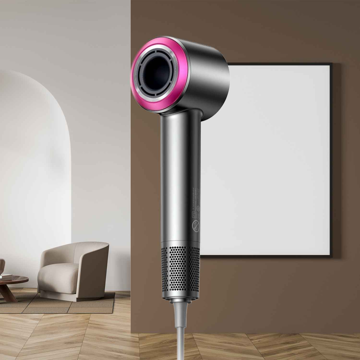 Silberner Haartrockner mit rosa Akzent, auf einem Holzboden.