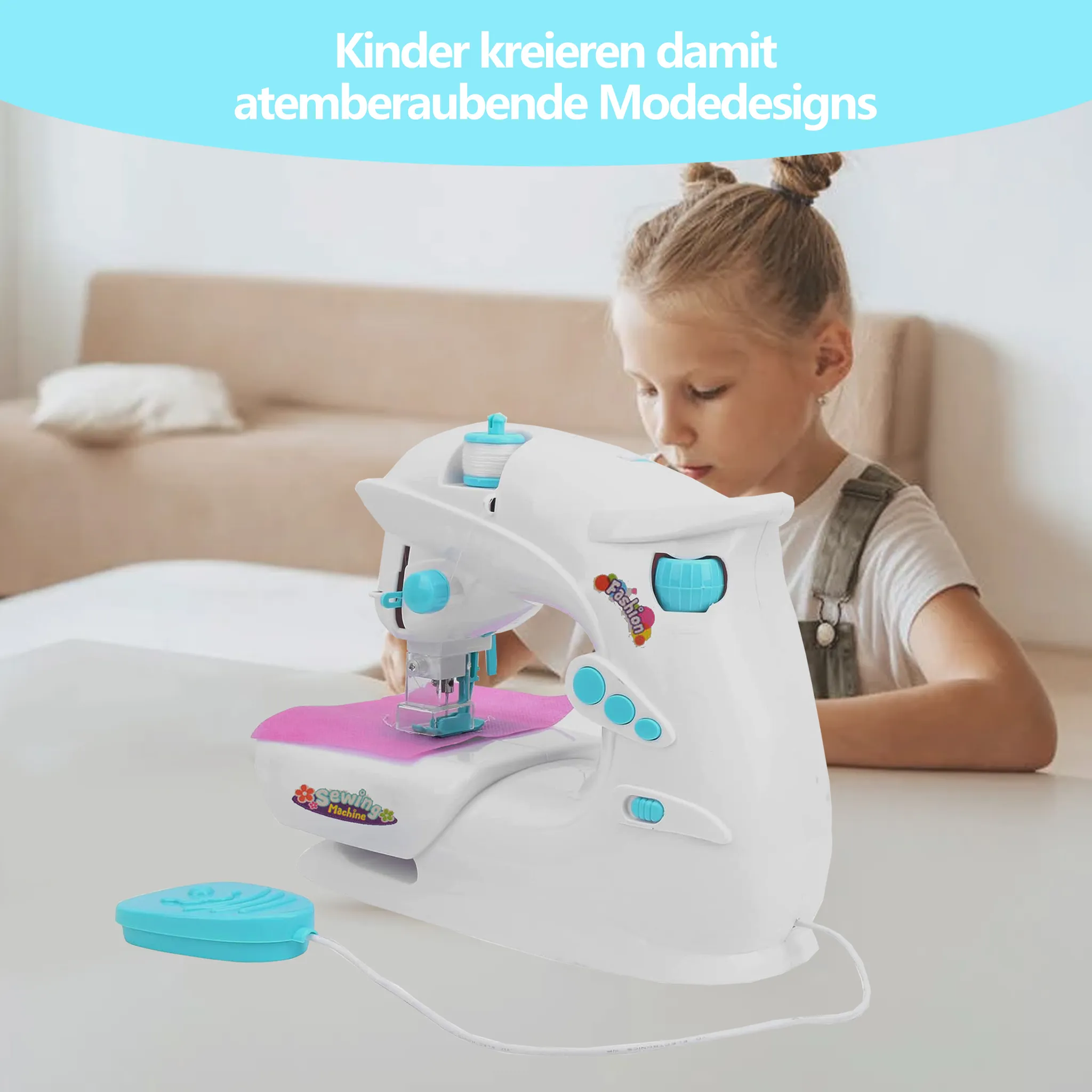 Ein weißes Spielzeug-Nähmaschinenset mit blauen Akzenten und einem rosa Stoff.