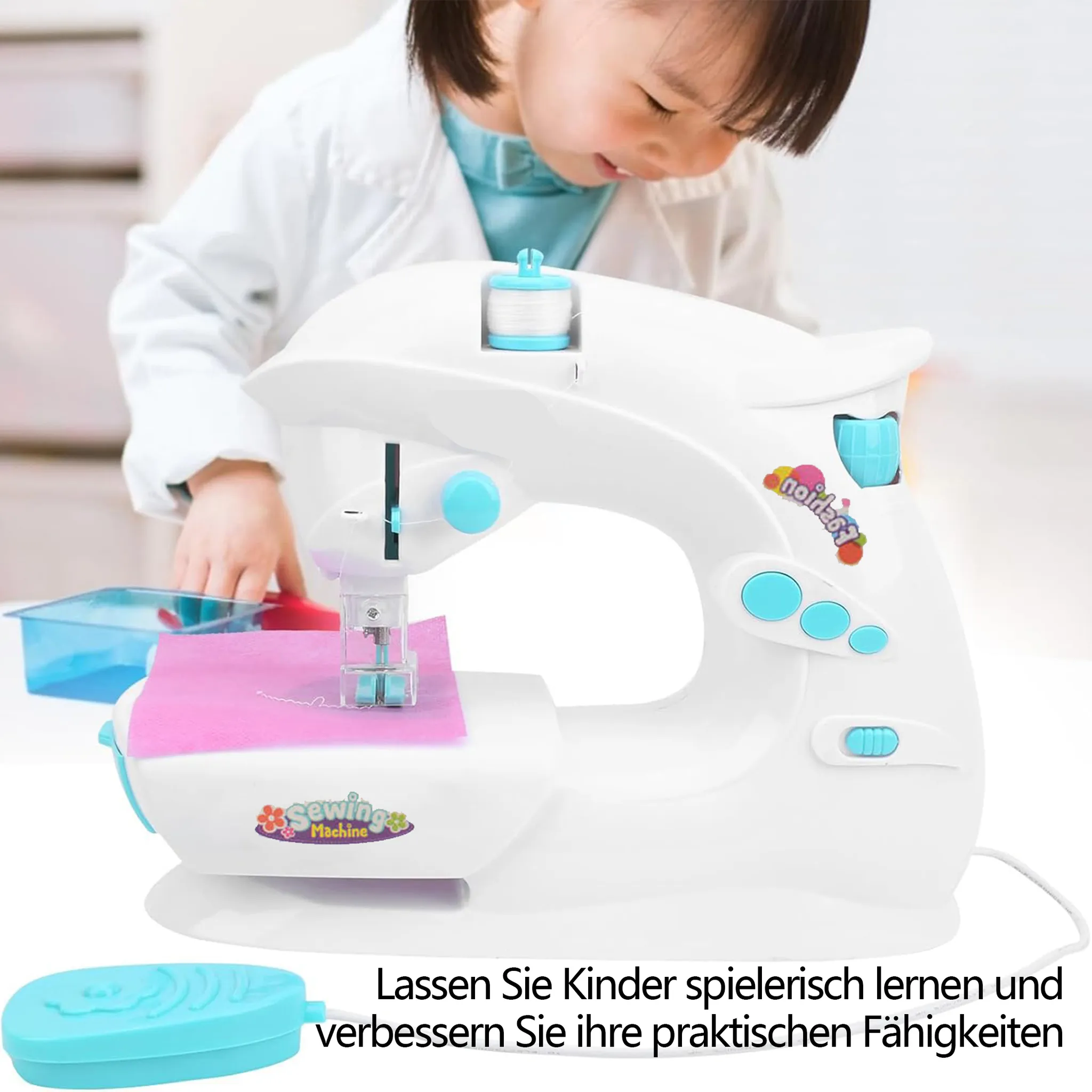 Ein Kind in einem weißen Kittel benutzt eine weiße Nähmaschine mit blauen Akzenten und pinkem Stoff.