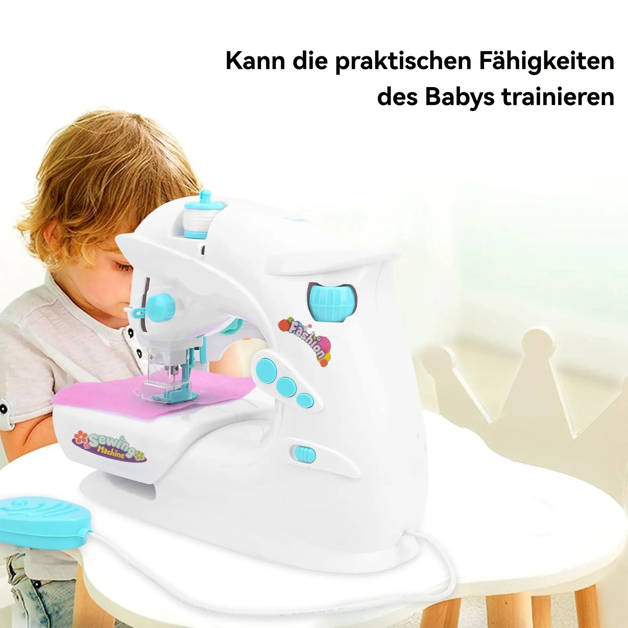 Ein Kind benutzt eine weiße Spielzeugnähmaschine mit blauen Akzenten.