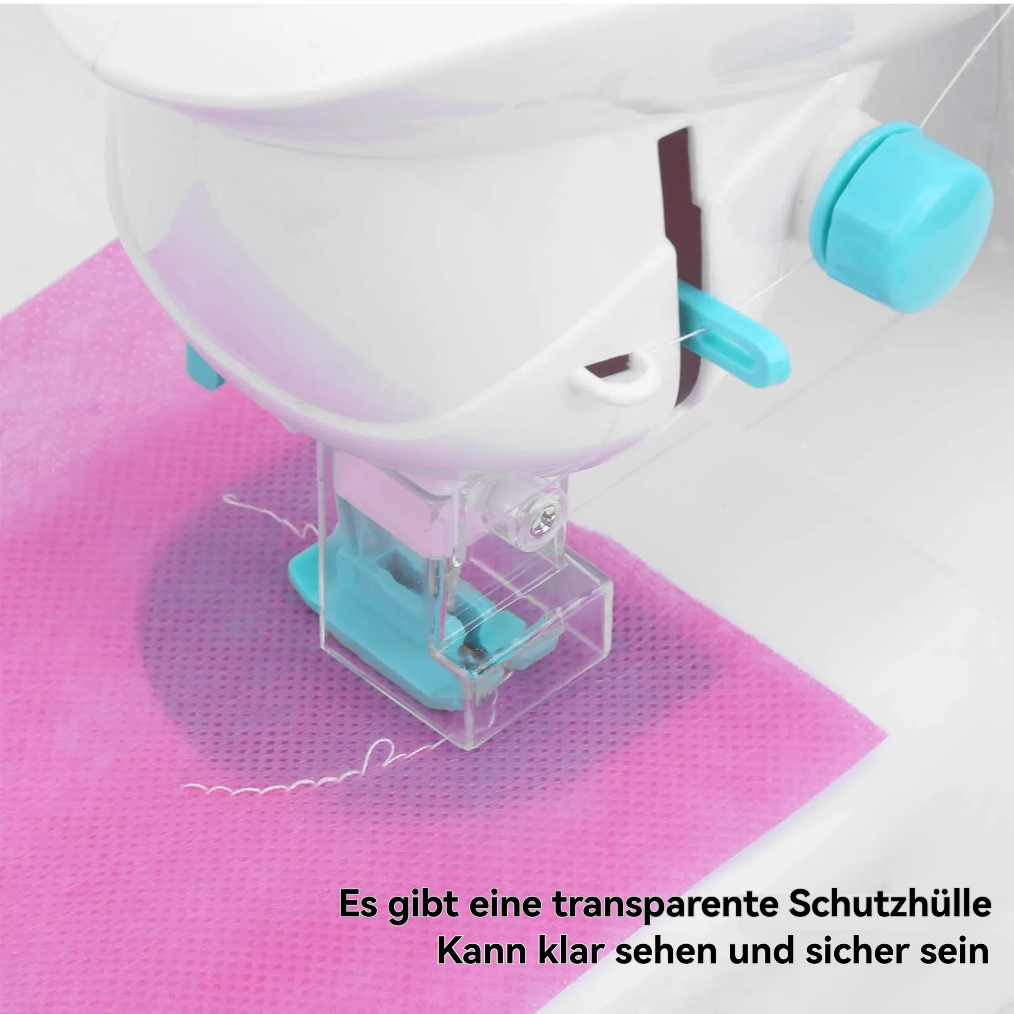 Nähmaschine mit transparentem Schutz und pinkem Stoff.