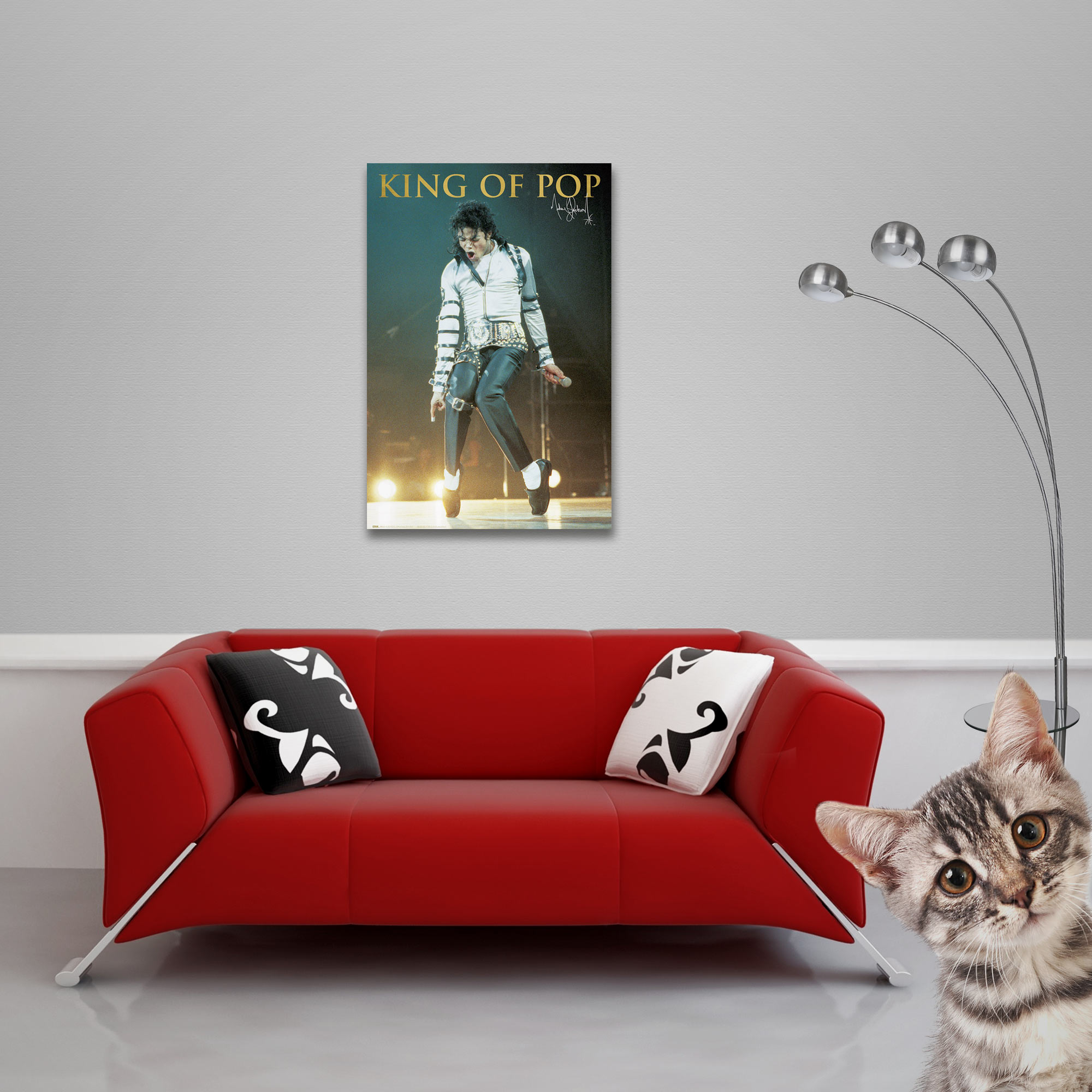 Ein rotes Sofa mit Kissen und einem Michael Jackson Poster darüber.