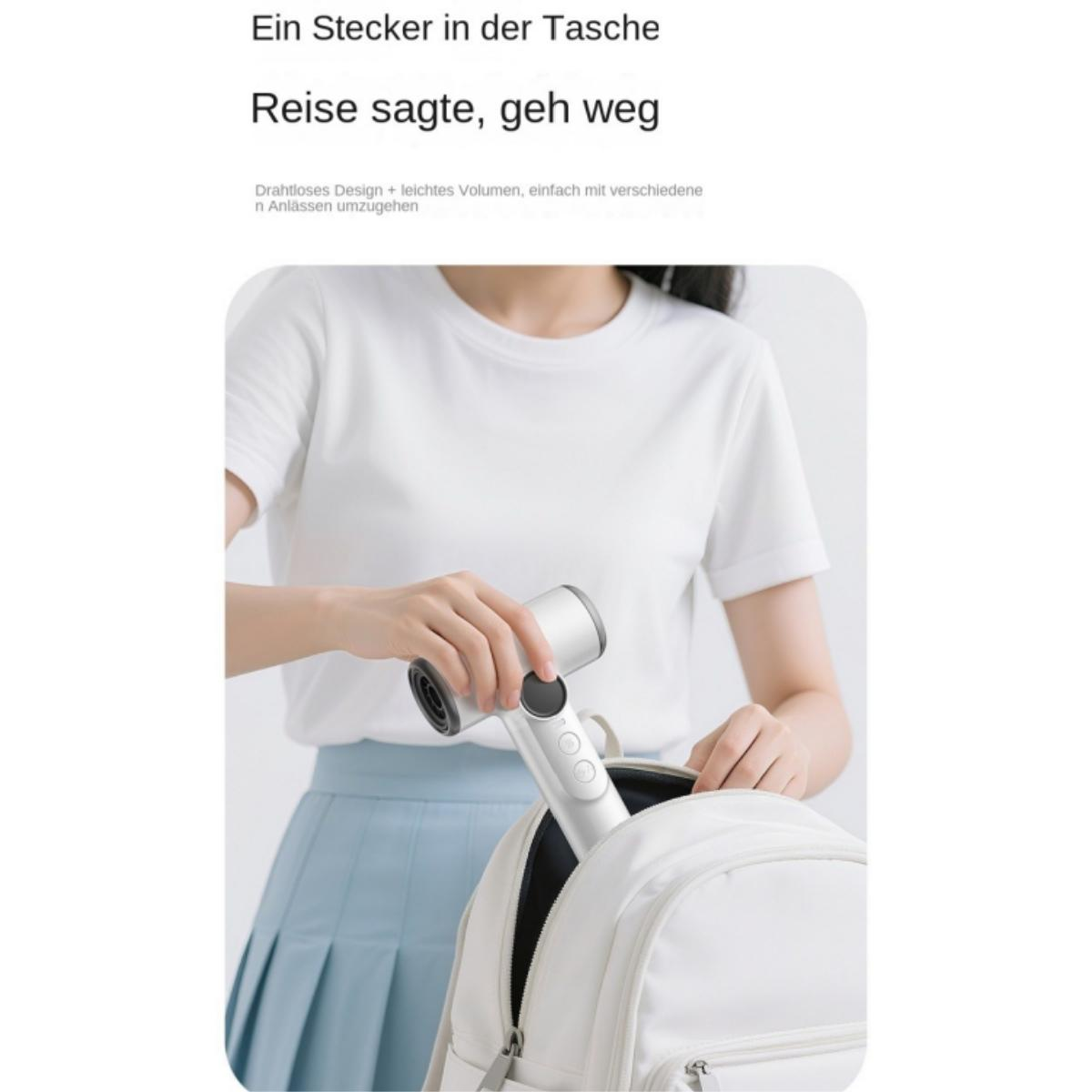 Eine Person packt einen kleinen weißen Haartrockner in einen weißen Rucksack.