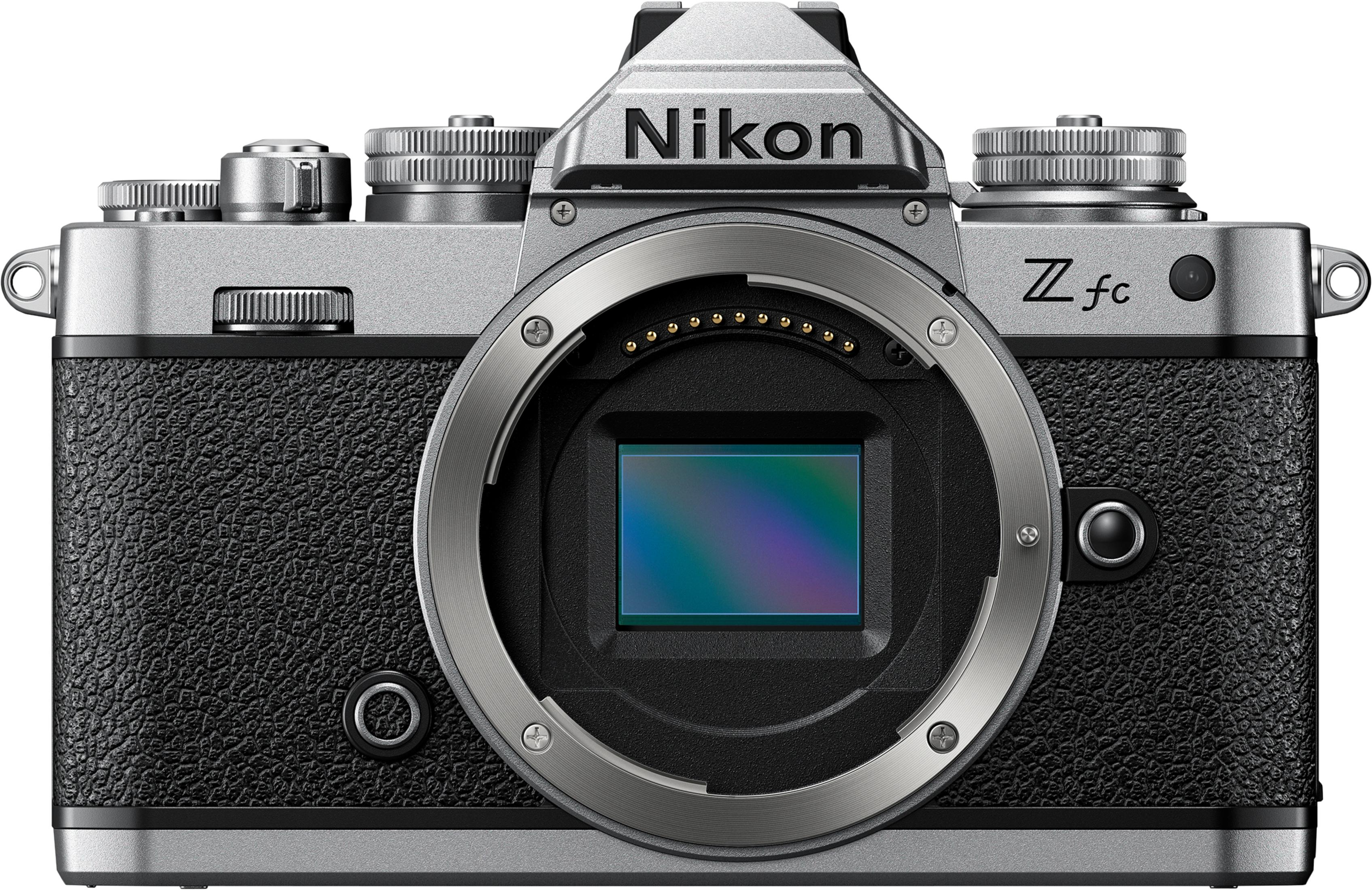 Zilveren Nikon Z fc camera met zwart leren grip en lensvat.