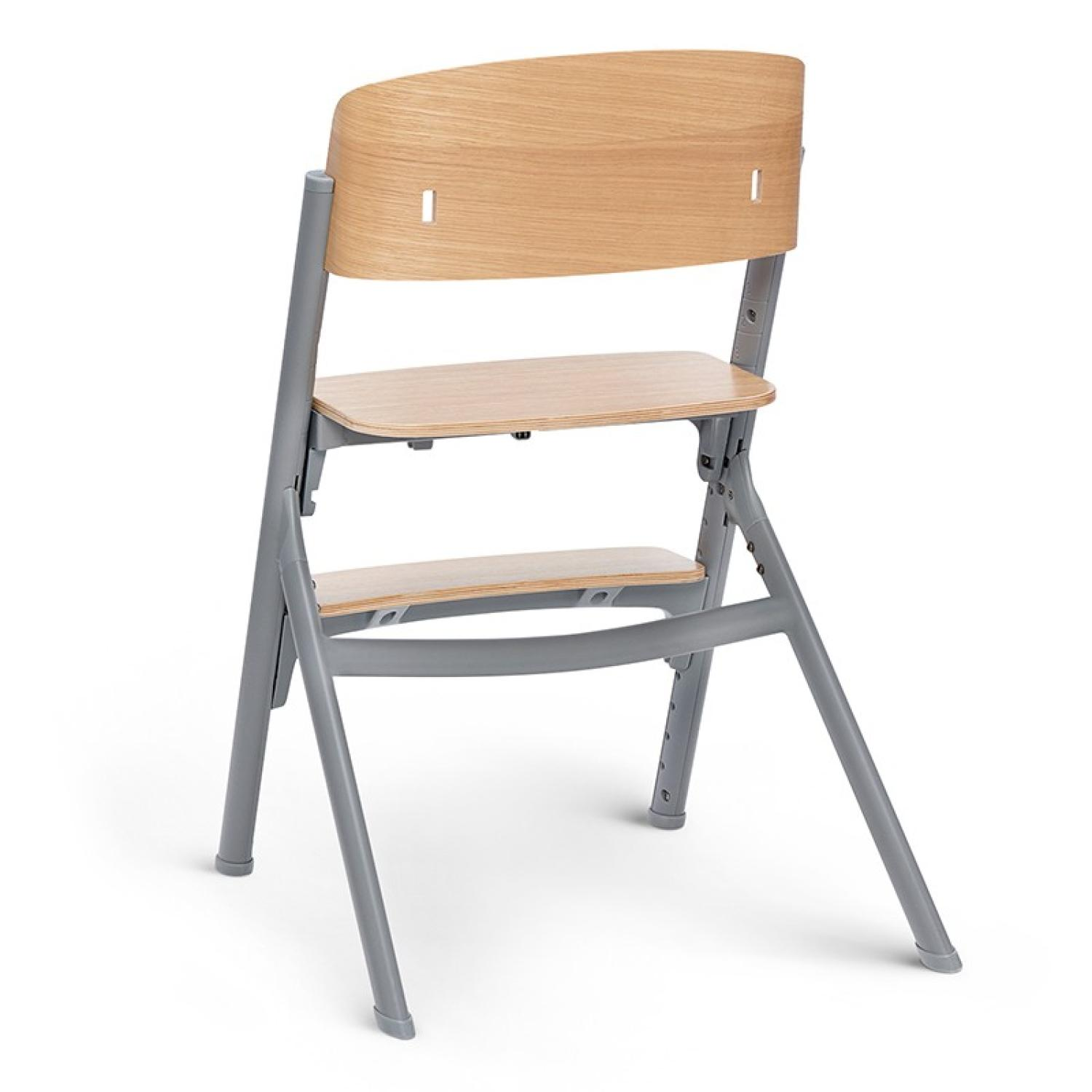 Ein grauer Metallstuhl mit Holzsitzen und -lehnen.