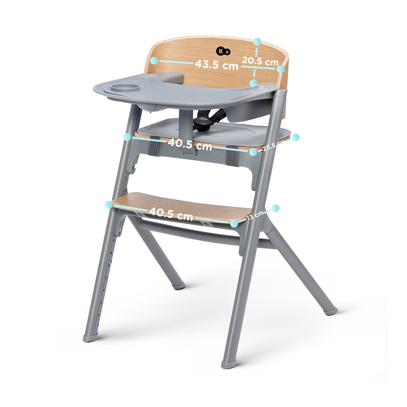 Ein Kinderhochstuhl mit Holz- und Grautönen, Maße sind angegeben.