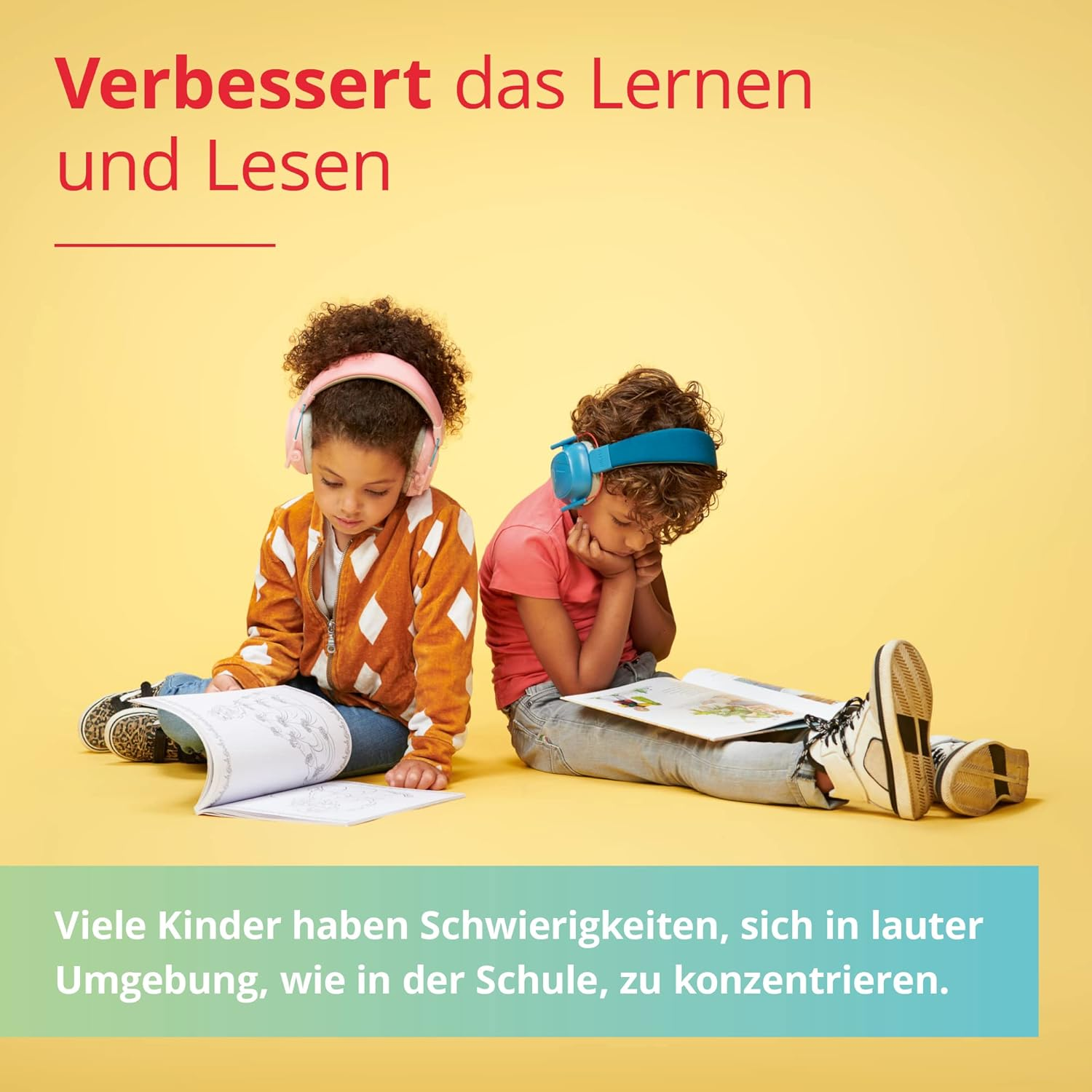 Dwoje dzieci w słuchawkach uczy się i czyta.