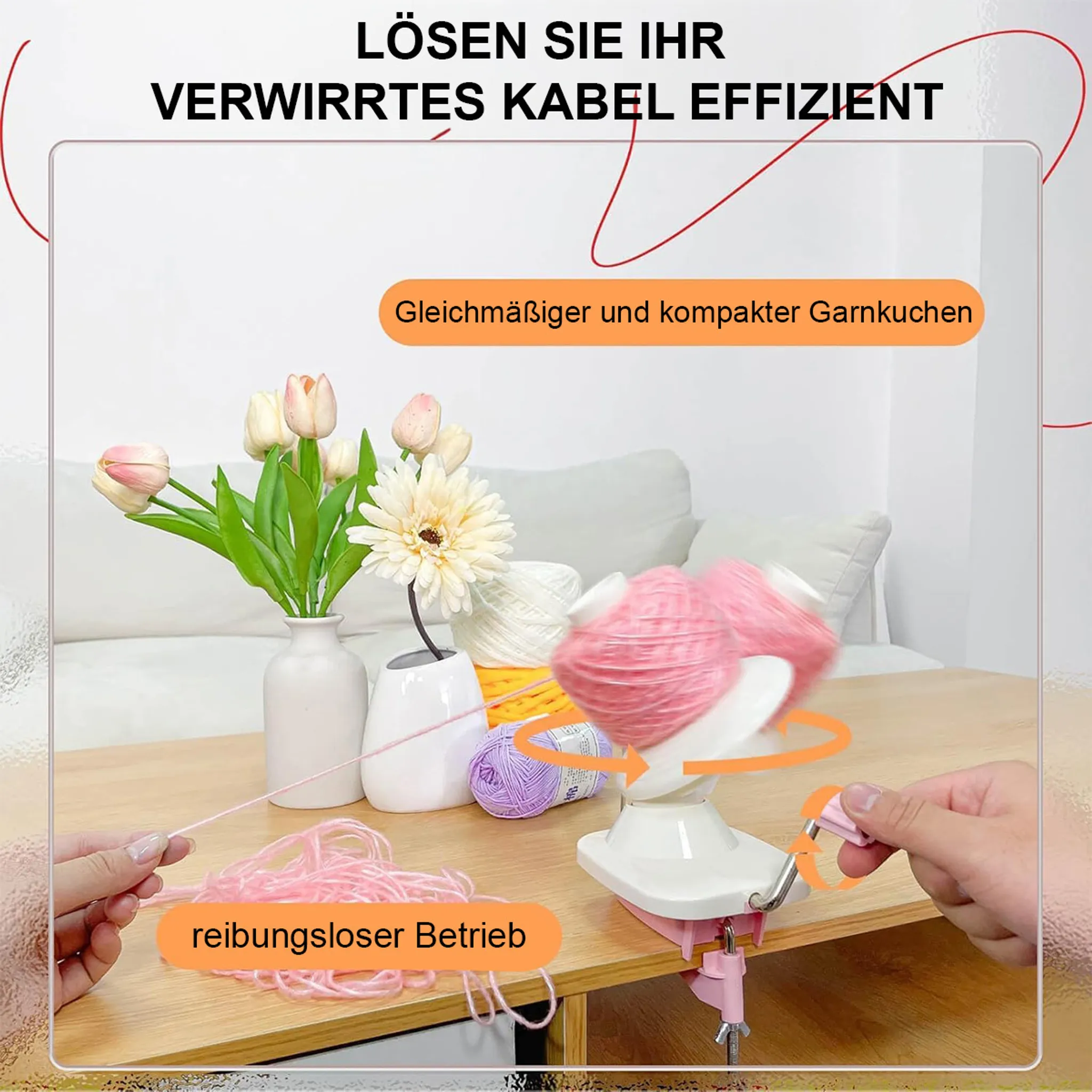 Ein Garnwickler mit rosa Garn, Blumen und weißer Vase auf einem Holztisch.