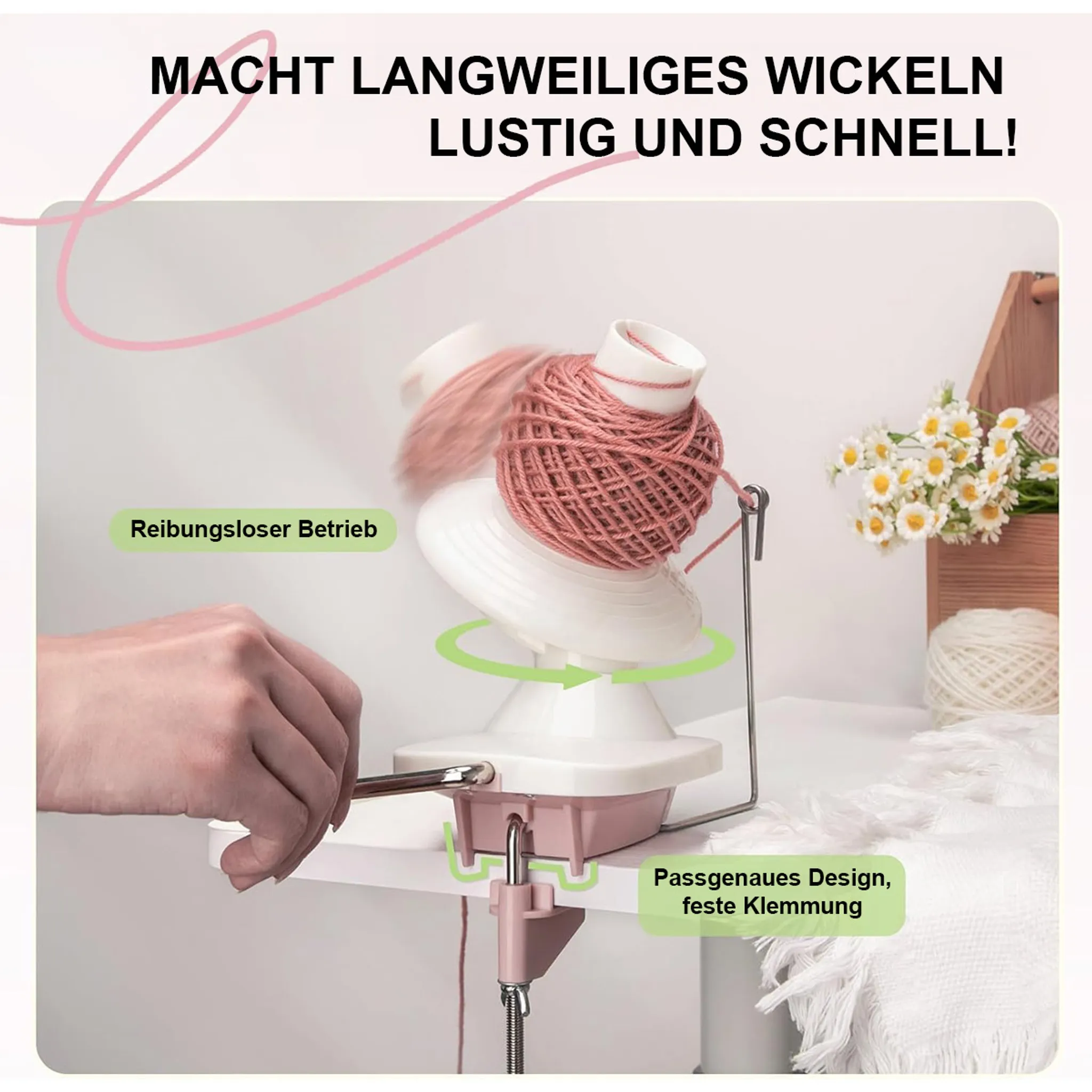 Ein Garnwickler mit rosa Garn wird von einer Hand bedient. Blumen im Hintergrund.