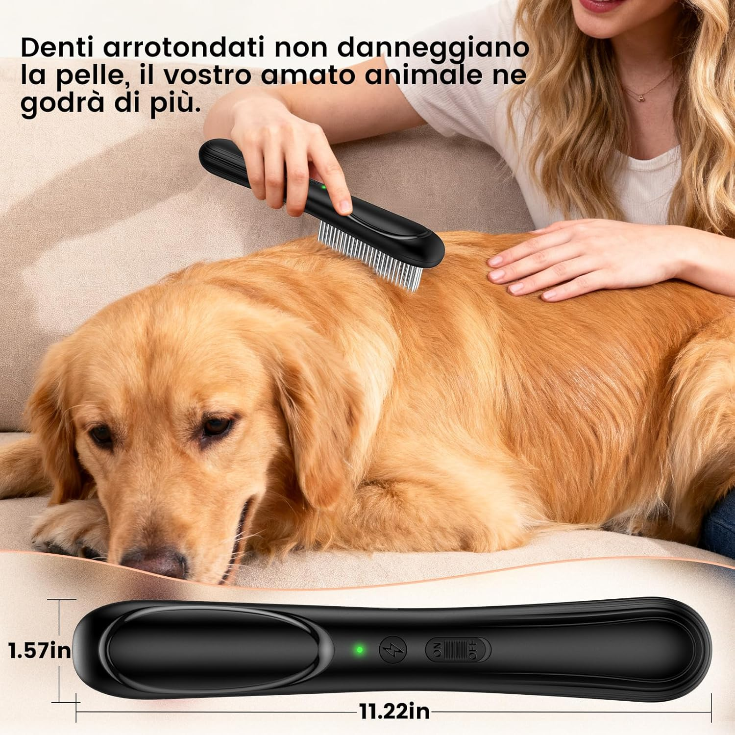 Eine Person bürstet einen Golden Retriever mit einem schwarzen Kamm.