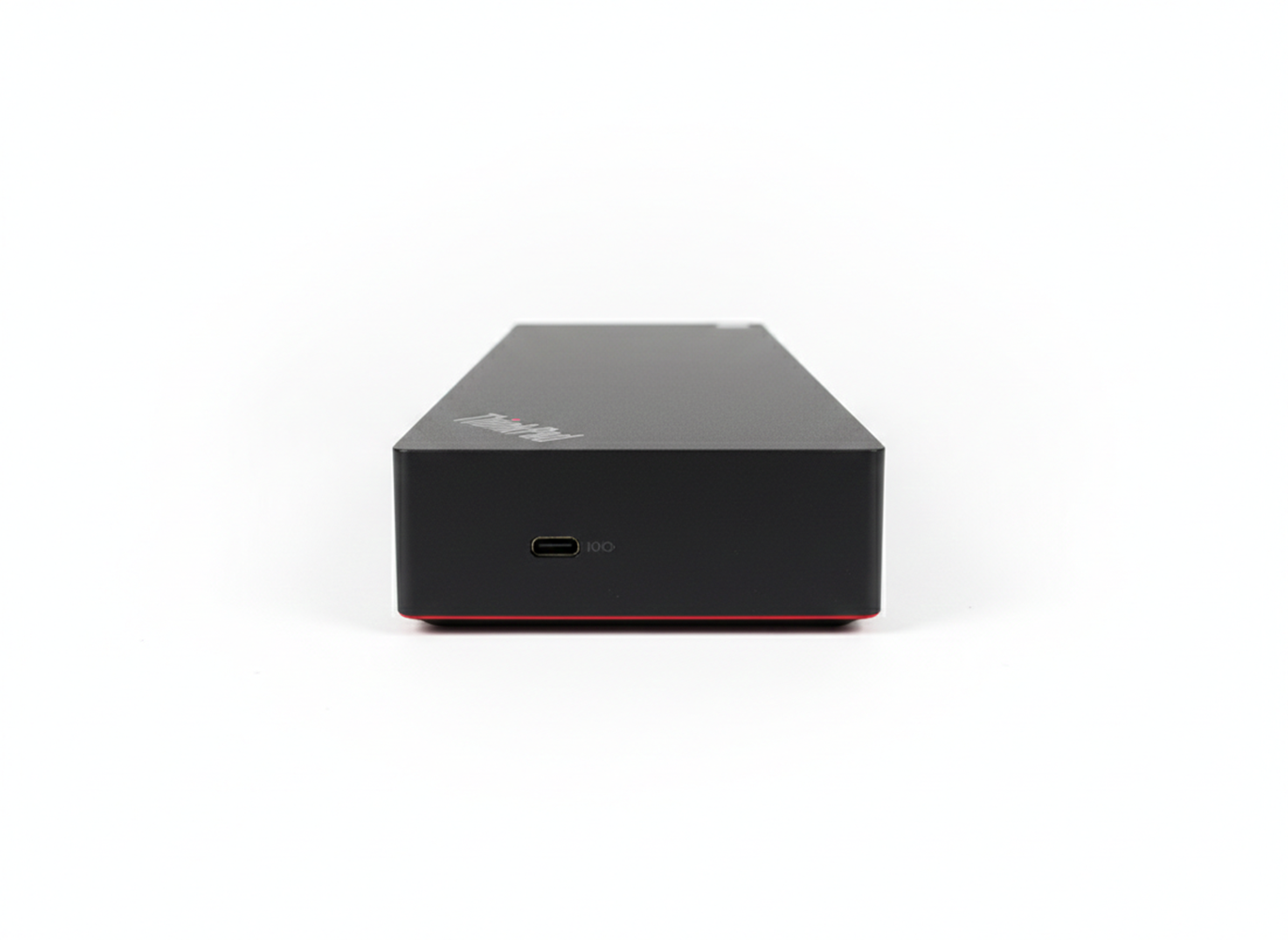 Schwarzes ThinkPad-Gerät mit rotem Rand und USB-C-Anschluss auf weißem Hintergrund.