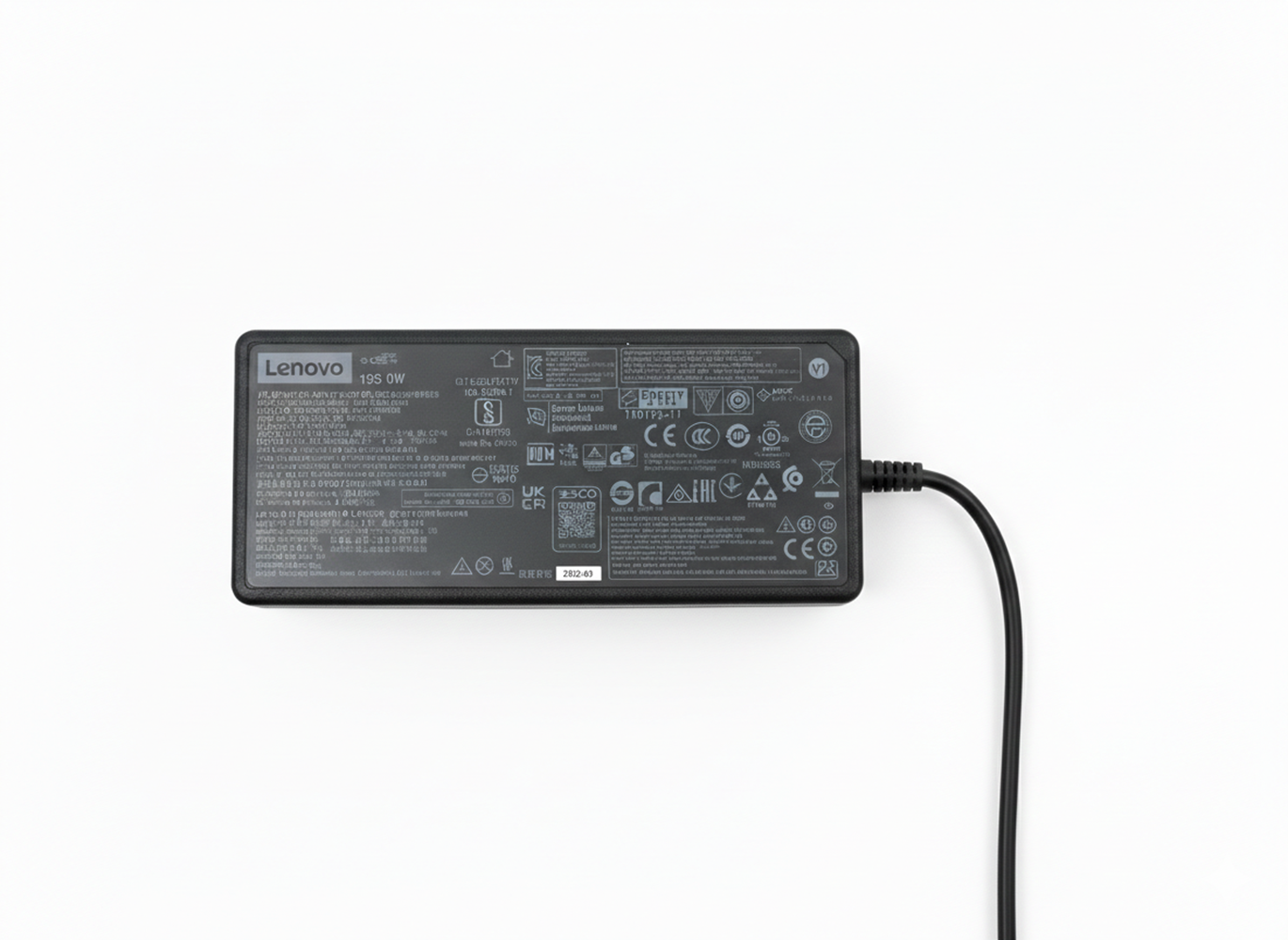 Ein schwarzes Lenovo Netzteil mit 19S 0W auf weißem Hintergrund.