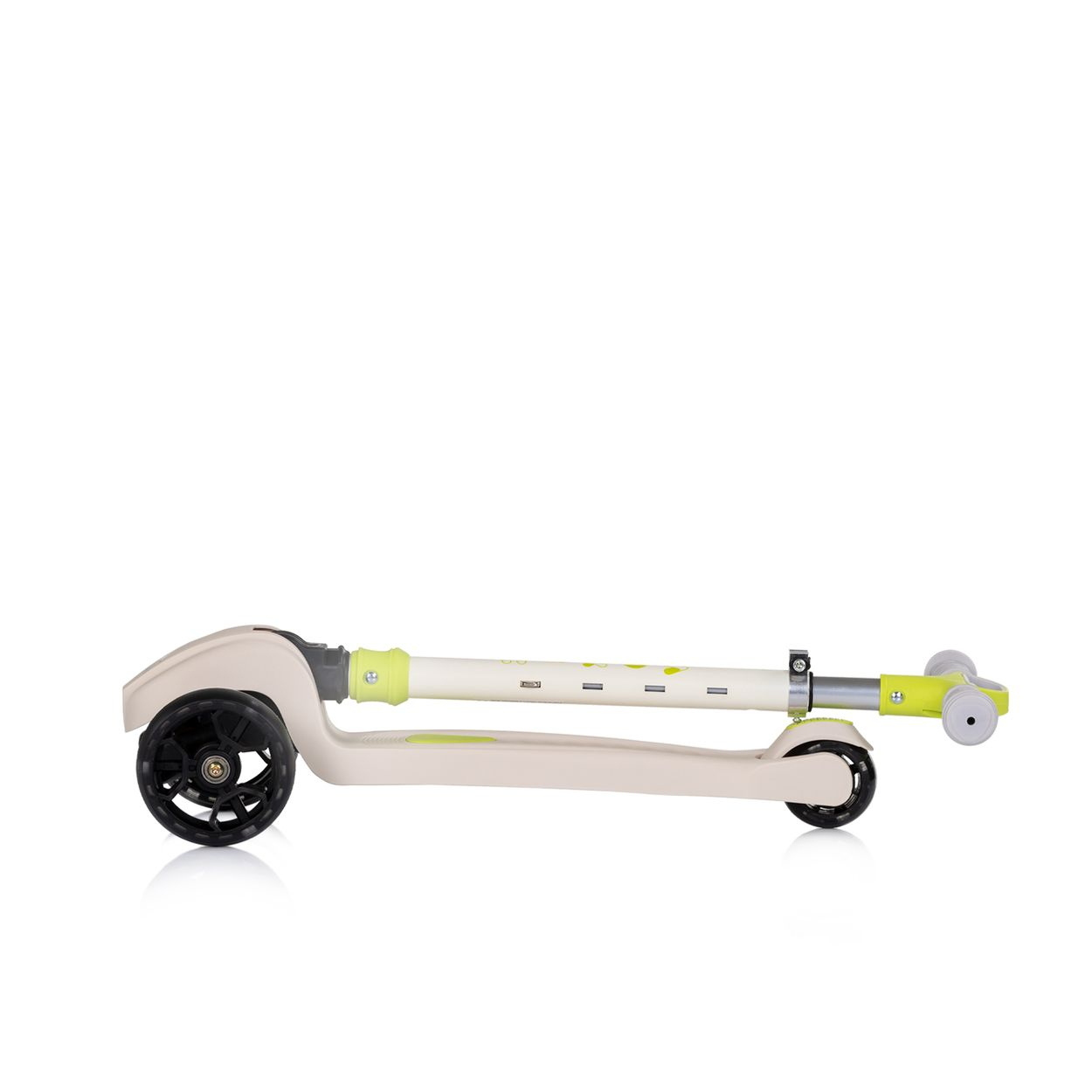 Ein beiger Roller mit grünen Akzenten und drei Rädern auf weißem Hintergrund.