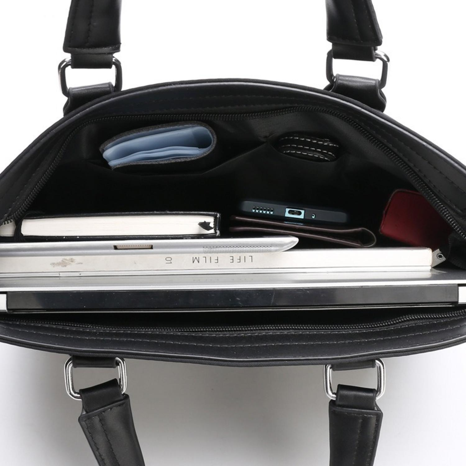 Schwarze Laptoptasche mit Laptop, Notizbuch, Handy und Brieftasche.