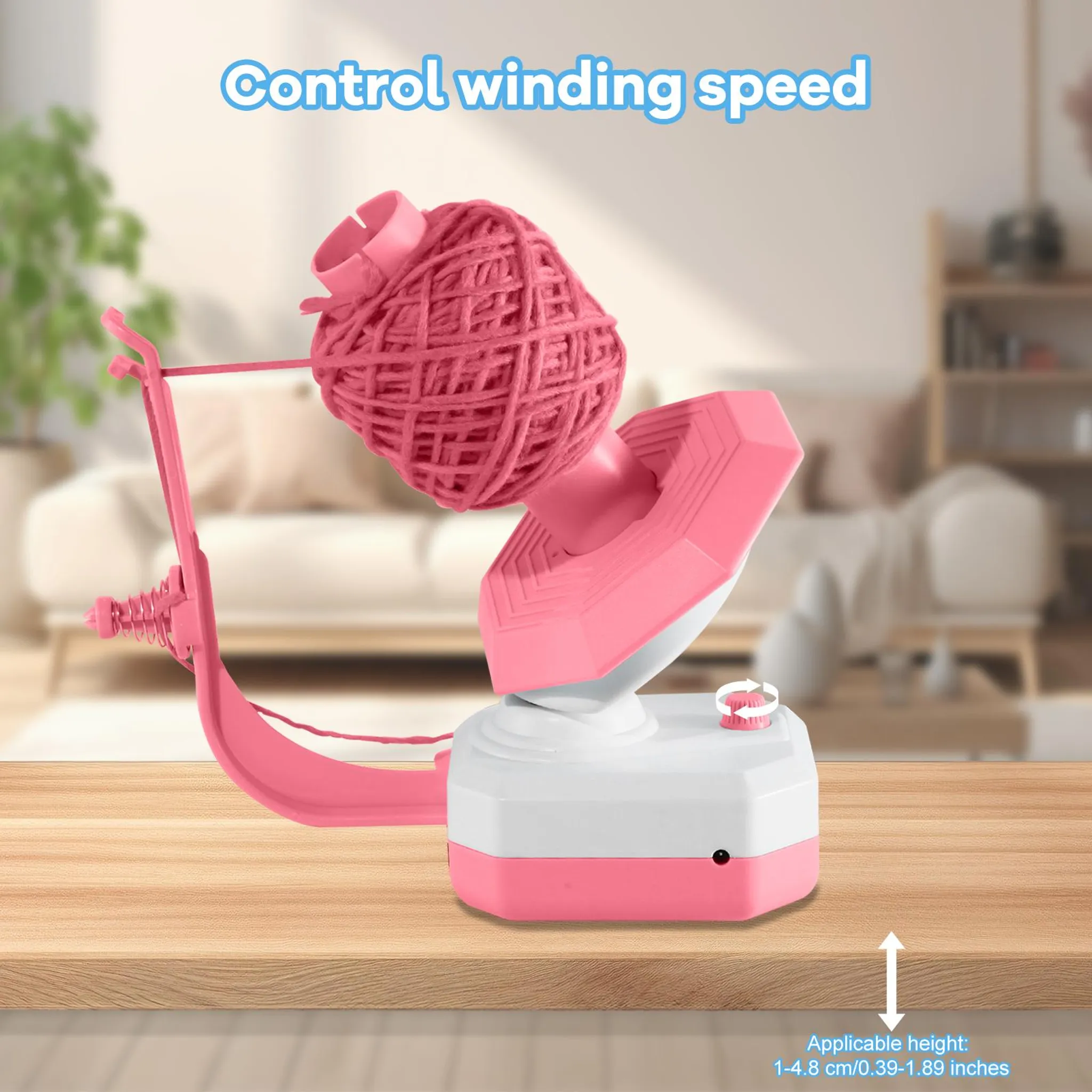 Ein pinker Garnwickler mit einem Garnknäuel auf einem Holztisch. Text: Wickelgeschwindigkeit steuern.