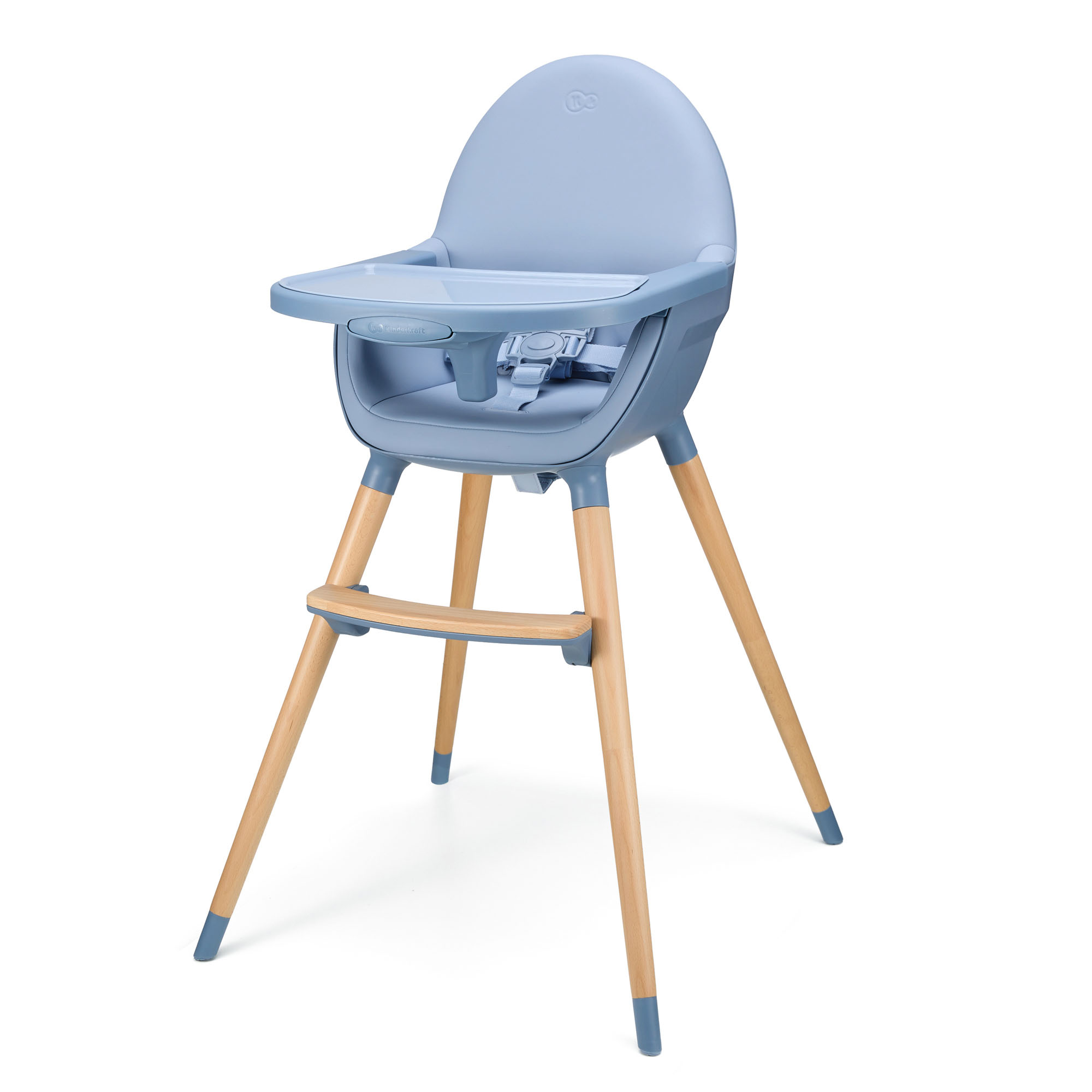 Ein hellblauer Kinderhochstuhl mit Holzbeinen und einem Tablett.