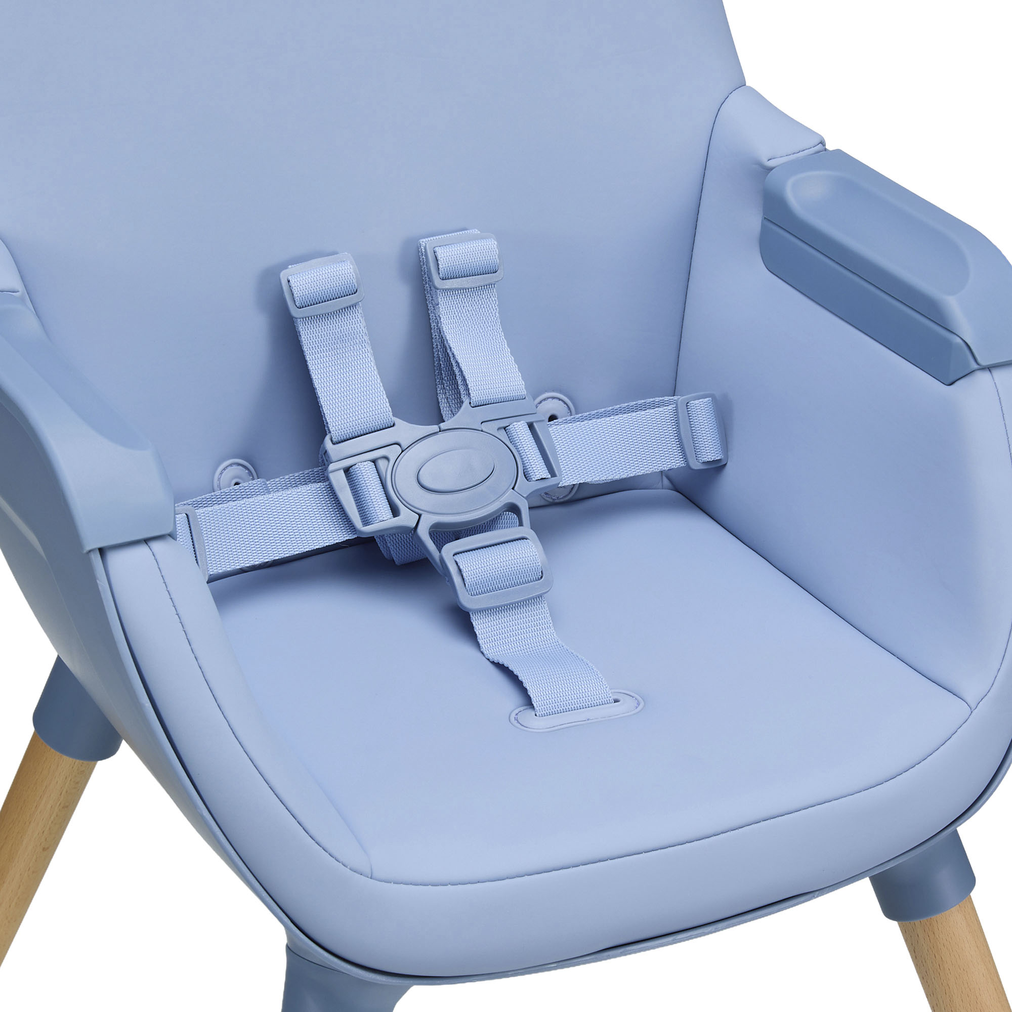 Hellblaue Babyschale mit 5-Punkt-Gurt und Holzbeinen.