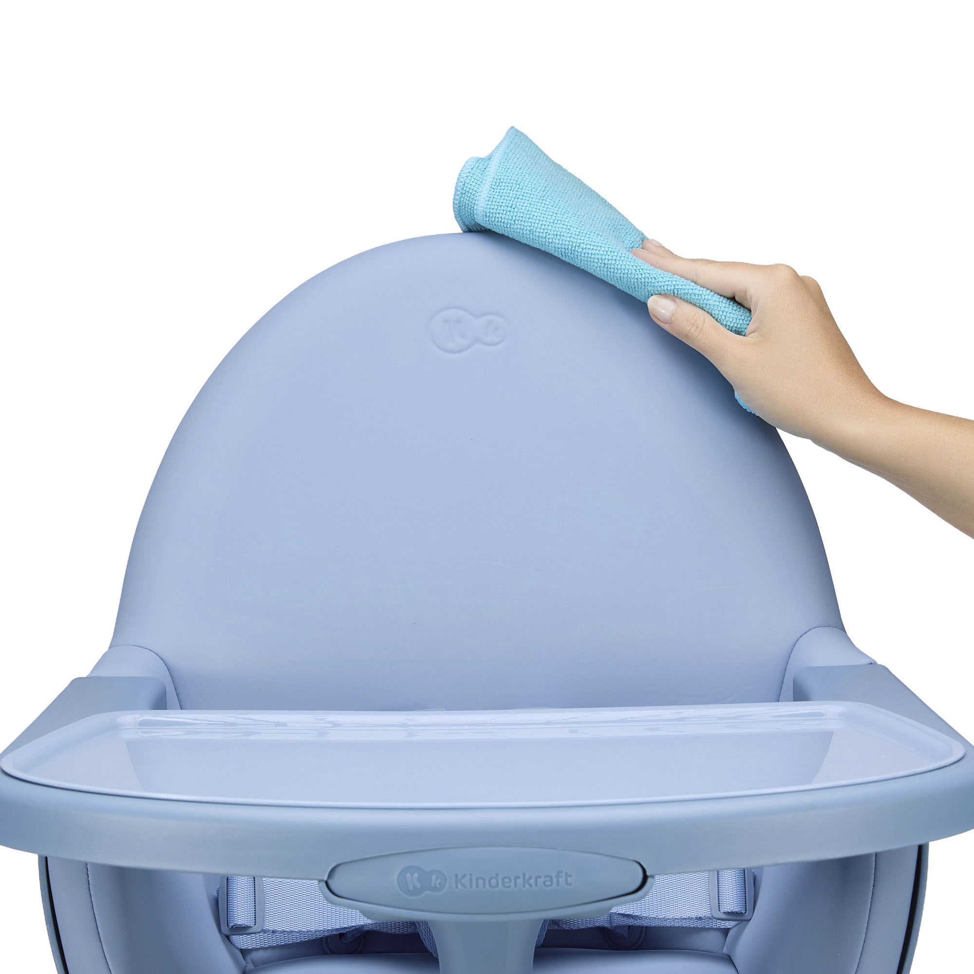 Eine Hand wischt mit einem blauen Tuch über einen hellblauen Hochstuhl.