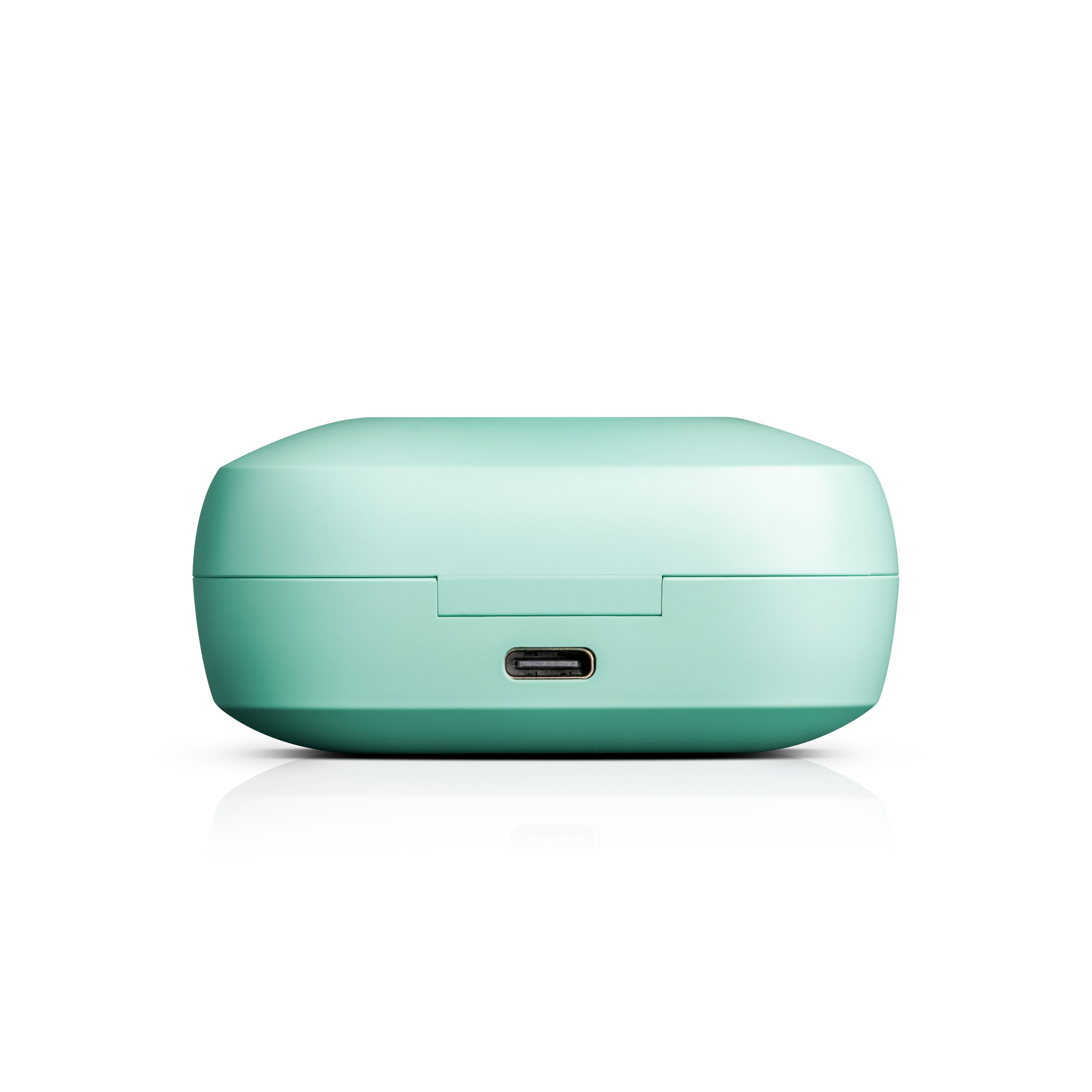 Una custodia di ricarica per auricolari verde menta con porta USB-C sul davanti.