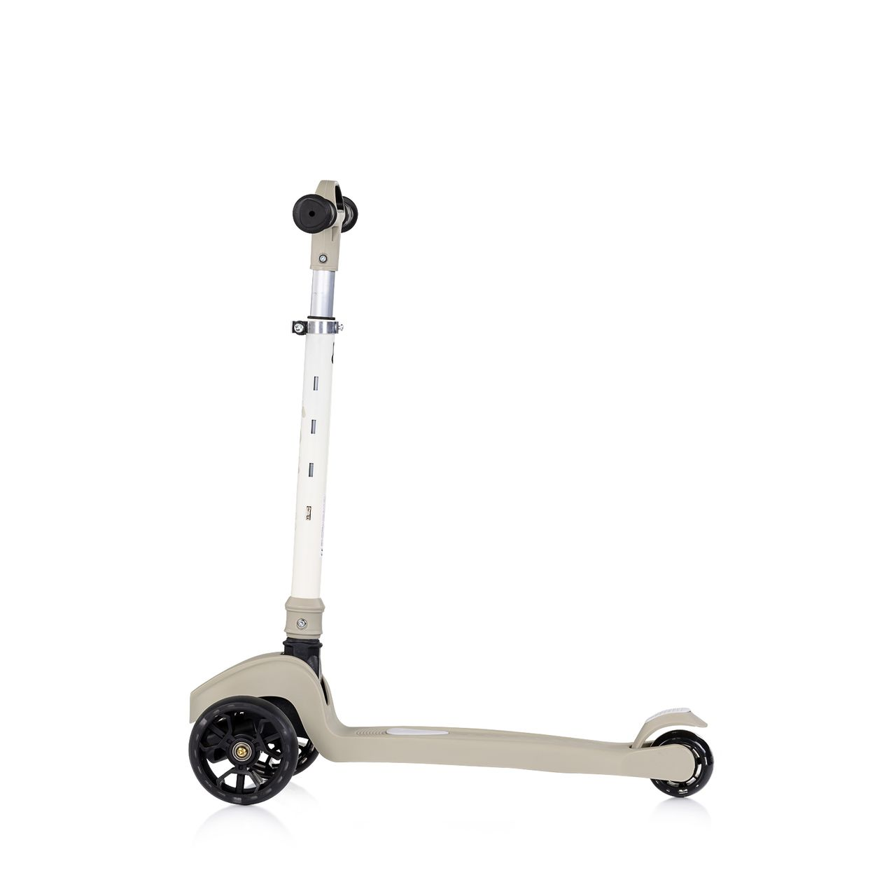 Ein beigefarbener Roller mit drei Rädern und verstellbarem Lenker.