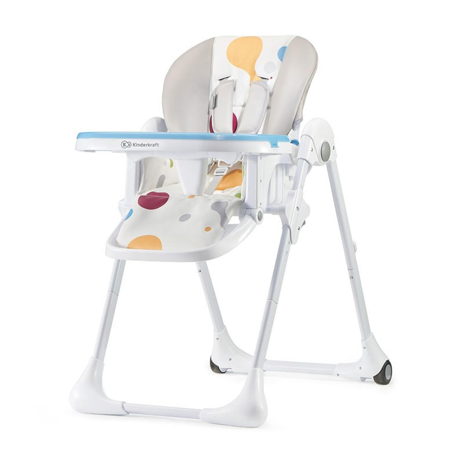 Ein weißer Kinderhochstuhl mit bunten Punkten und einem blauen Tablett.