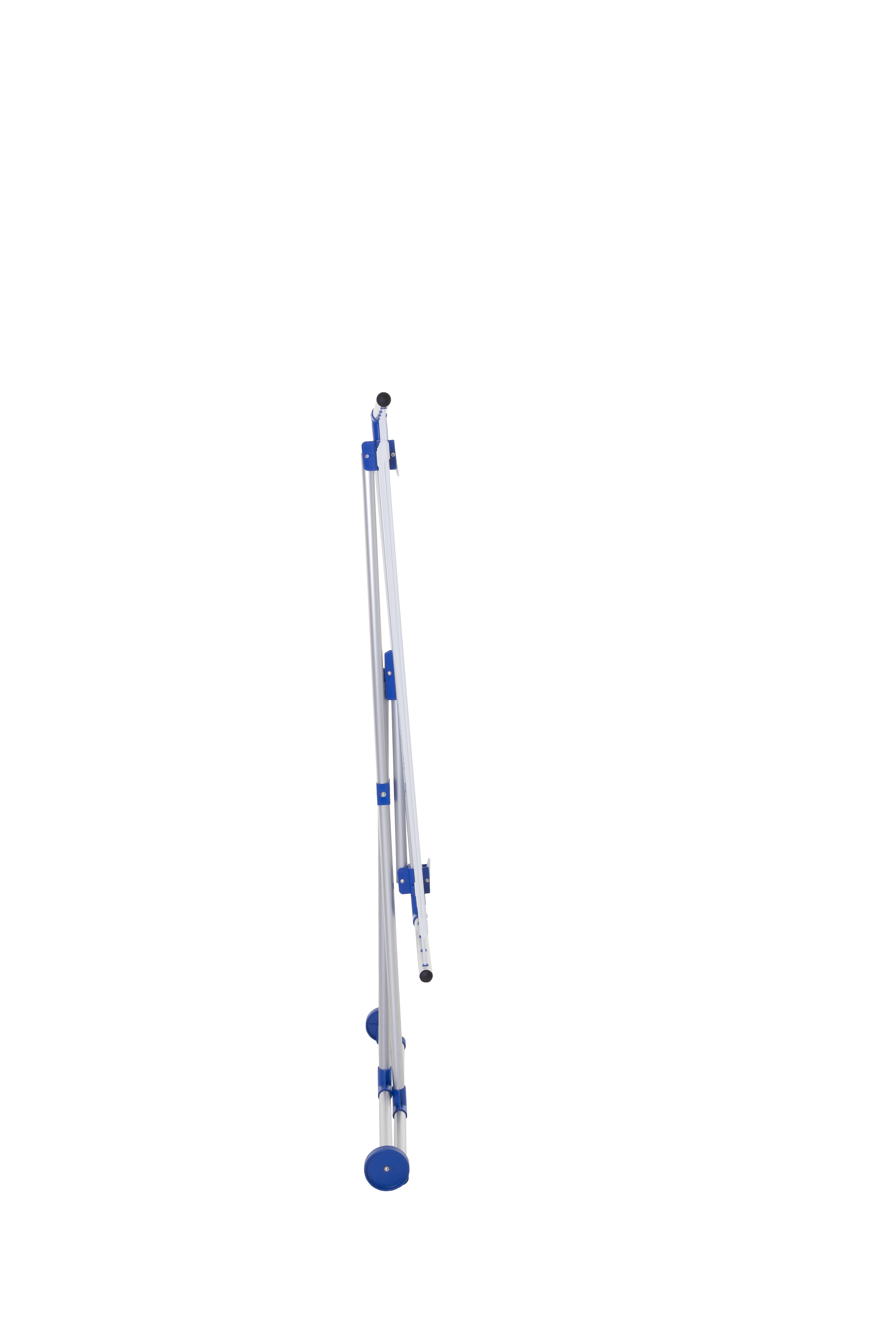 Ein zusammengeklappter silberner Aluminiumleiter mit blauen Akzenten.