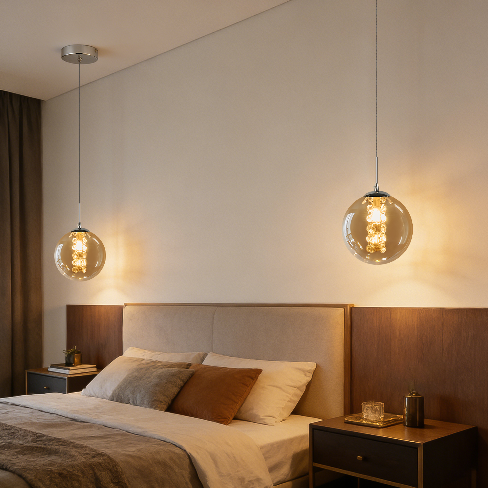 Una camera da letto con due lampade a sospensione sferiche sopra il letto.