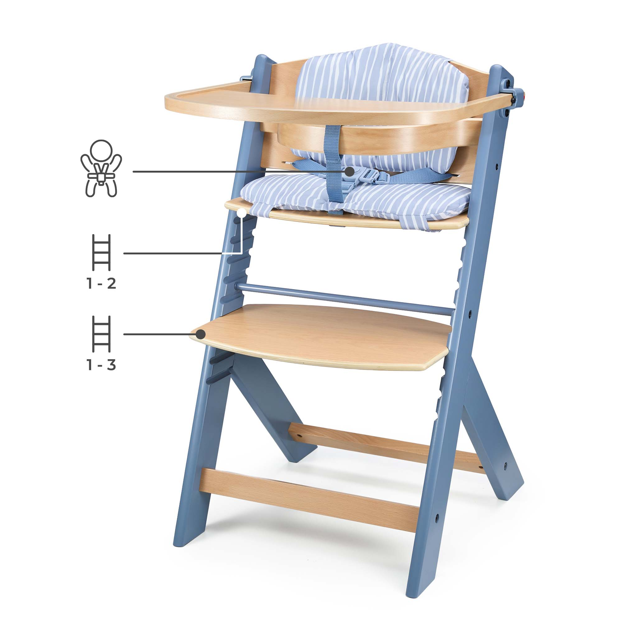 Ein blauer Hochstuhl aus Holz mit Kissen und Tablett, weißer Hintergrund.