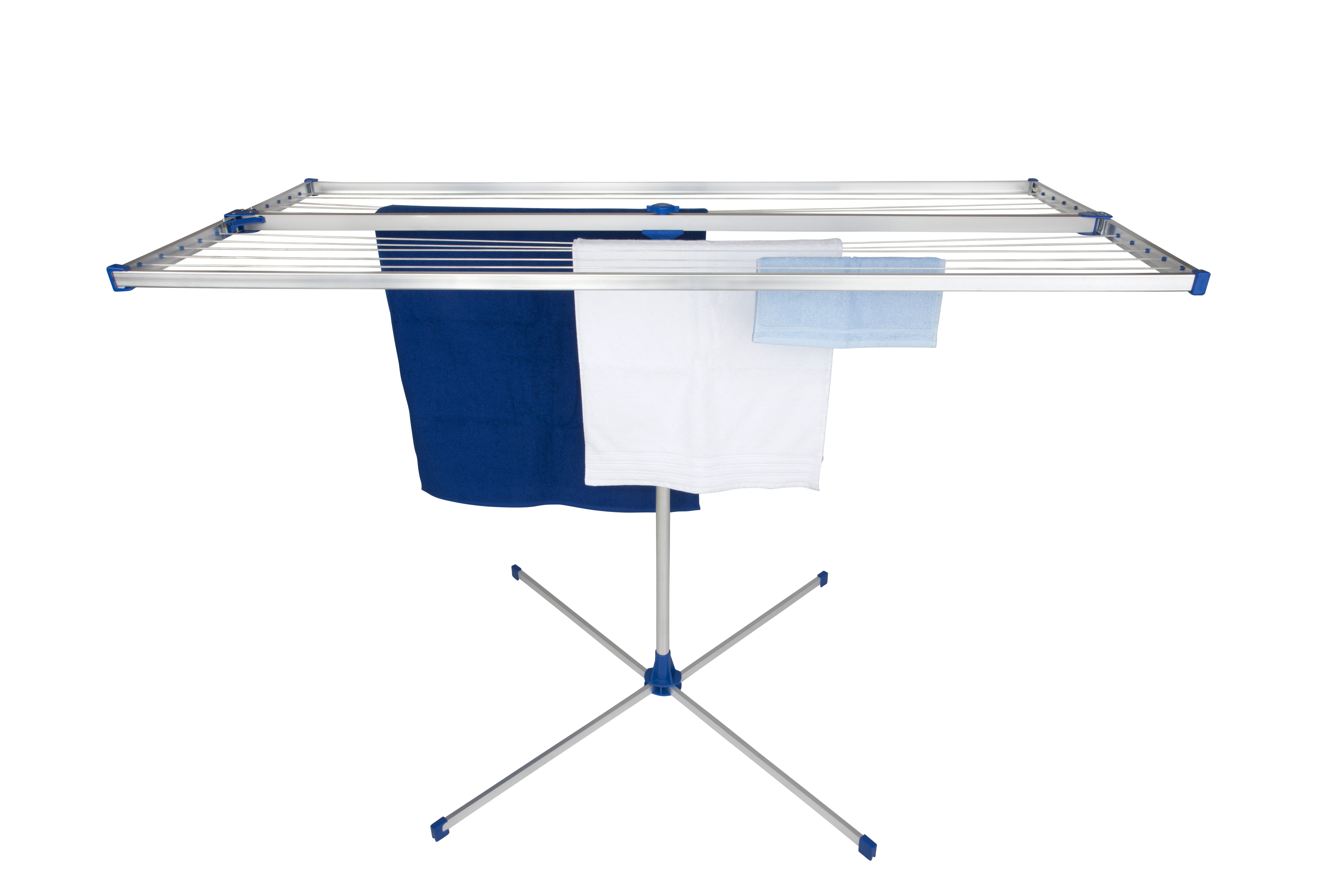 Ein ausklappbarer Wäscheständer mit blauen und weißen Handtüchern.